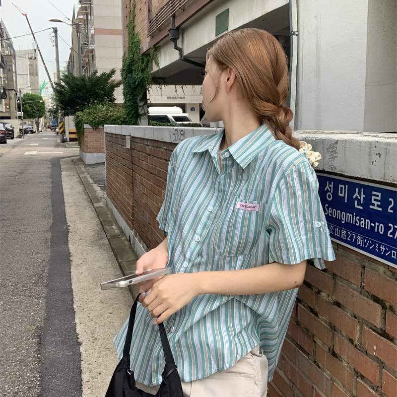 พร้อมส่ง 🦌 Edith tops เสื้อเชิ๊ตแขนสั้น คอปกลายทาง (IN38744)
