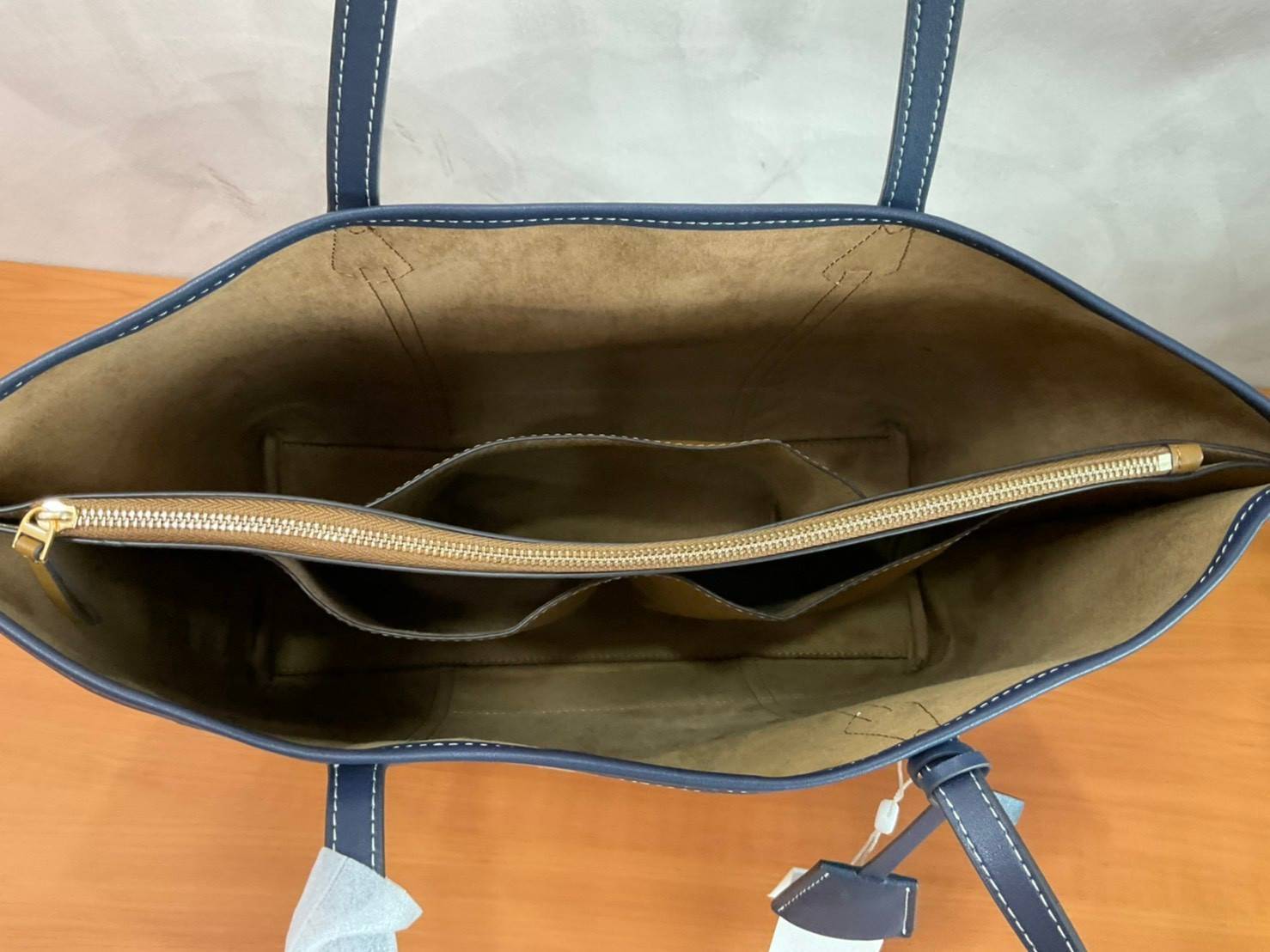 TORY BURCH T MONOGRAM TRIPLE - COMPARTMENT TOTE กระเป๋า/สะพายไหล่ทรง SHOPPING BAG วัสดุผ้าผ้าแคสวาสปักลายสัญลักษณ์แบรนด์ ตั้งอยู่ทรง สวยหรู ดูแพง จุของได้เยอะมาก ภายในแยกเป็น 2 ช่องหลัก 1 ช่องซิปตรงกลาง แบ่งเป็นสัดส่วนใช้งาน