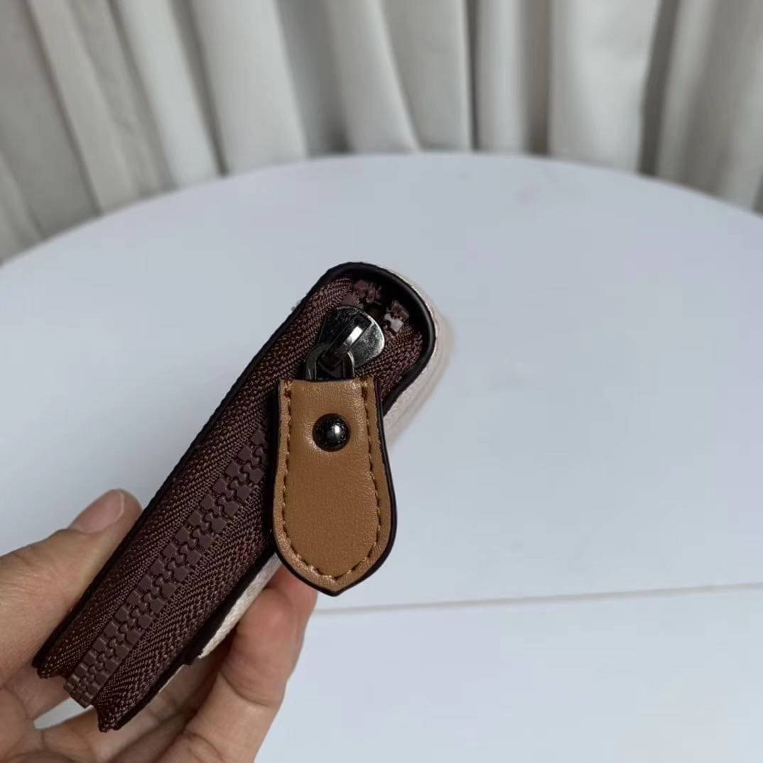 COACH Accordion Zip Wallet in Signature Coated with Leather กระเป๋าสตางค์ใบยาว เปิด-ปิดกระเป๋าด้วยซิปรอบ ด้านในมีช่องใส่บัตร ช่องใส่ธนบัตร และช่องซิปใส่เหรียญค่ะ