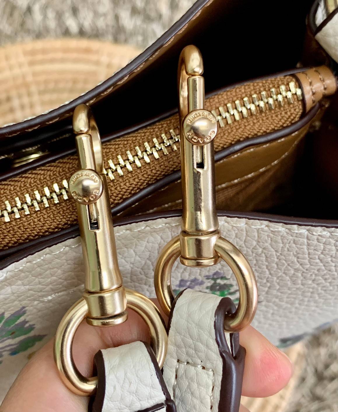 รุ่นฮิต รุ่นขายดี รุ่นที่สาวๆต้องมีค่ะ!! COACH SMALL TOWN BUCKET WITH DANDELION PRINT ((2310)) พร้อมส่งที่ไทยอีกครั้ง ห้ามพลาดค๊าาา😘 กระเป๋าทรงถัง หนังแท้ลายหนังสวยนิ่มอย่างดีค่ะ!