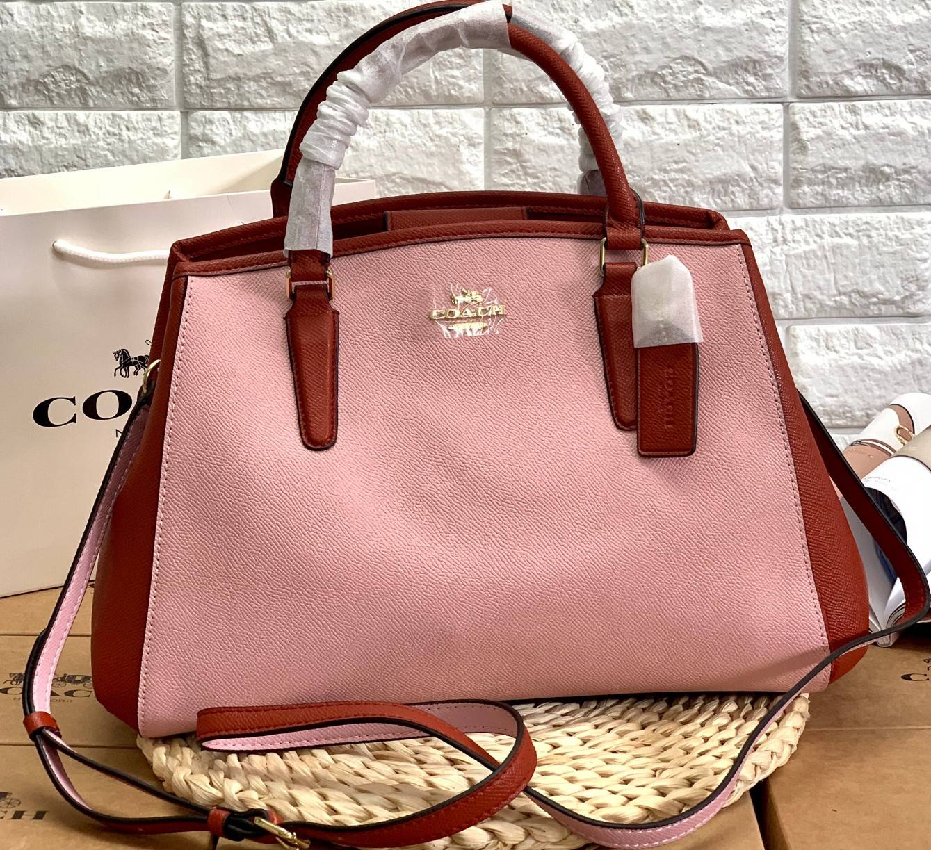 COACH HANDBAG//SHOULDER BAG ((28470)) กระเป๋าหิ้ว//สะพายไหล่ วัสดุหนังแท้ หนังนิ่ม น้ำหนักเบา ใบใหญ่กำลังดีค่ะ ปากกระเป๋าเป็นแบบกระดุมแม่เหล็ก ภายในมี2ช่องใหญ่ ค่อนข้างกว้าง ใส่ของได้ครบเลยทีเดียวค่ะ มีเป็นช่องซิปกลางหนึ่งช่อง และช่องใส่ของจุกจิกได้อีก3ช่