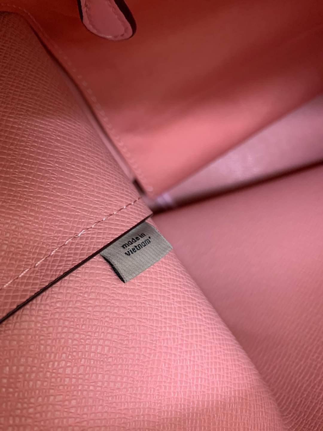 COACH TOWN TOTE SIGNATURE BAG((76636)) พร้อมส่งอีกครั้ง! กระเป๋าใบใหญ่หนังแท้ สวยงามค่ะ ป้ายอะไหล่แบรนด์แบบโลหะสีทองสวยหรูมากๆ เปิดปิดกระเป๋าแบบกระดุมแม่เหล็ก ใช้งานง่าย ภายในกว้างมากๆค่ะบอกเลย สาวๆที่สัมภาระเยอะหายห่วงค่ะ พร้อมช่องกระเป๋าซิปให้ใส่มือถือห