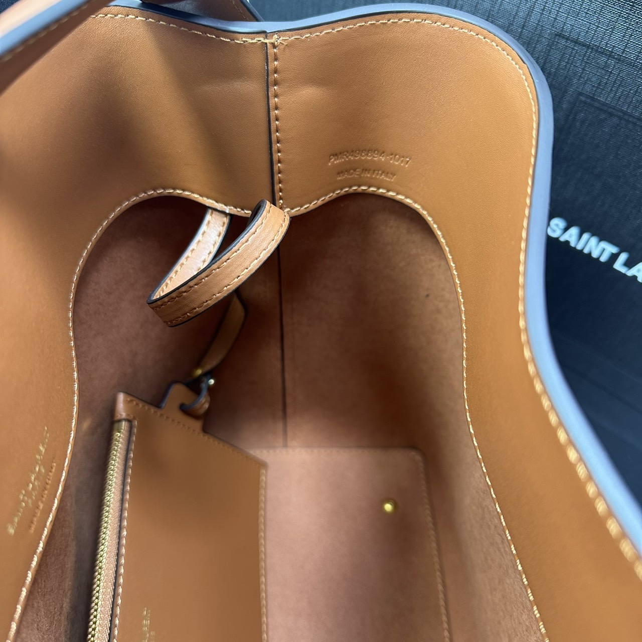 Medium 8" YSL Le 37 in shiny leather Hobo Bag / YSL Bucket Bag / YSL Tote Bag กระเป๋าสะพายทรงโฮโบโท้ท งานหนังสวยเต็มใบ อะไหล่ทองสวยคลาสสิก ราคาแสนดีแนะนำของมันต้องมีจริงๆ