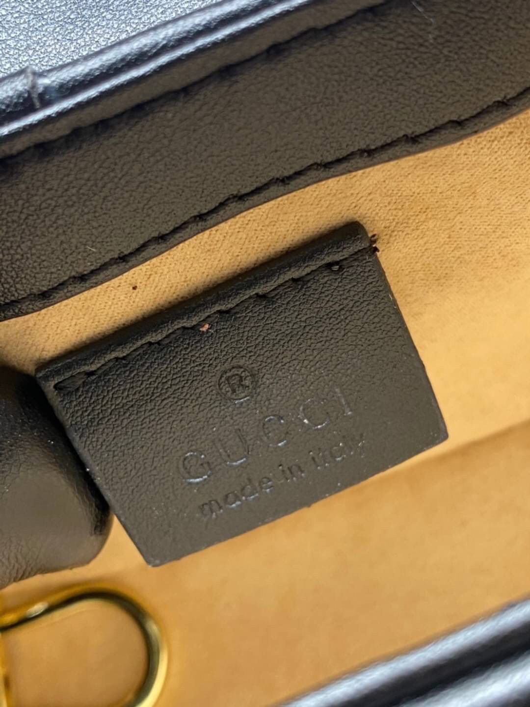 หนังแท้ VIP GIFT 】GUCCI GG Marmont super bag [mini & small] กระเป๋าสะพายข้าง โทนสีสดใสเล่นสีทูโทนตัดกันอย่างลงตัว เฟี๊ยดมากค่ะ ไซส์กะทัดรัด พกพาง่าย น้ำหนักเบา ดีไซน์สวย ภายในโล่งกว้าง มาพร้อมสายสะพายโซ่อะไหล่ทองในตัว ปรับใช้ได้ทั้งแบบสะพายเดี่ยว และสะพาย