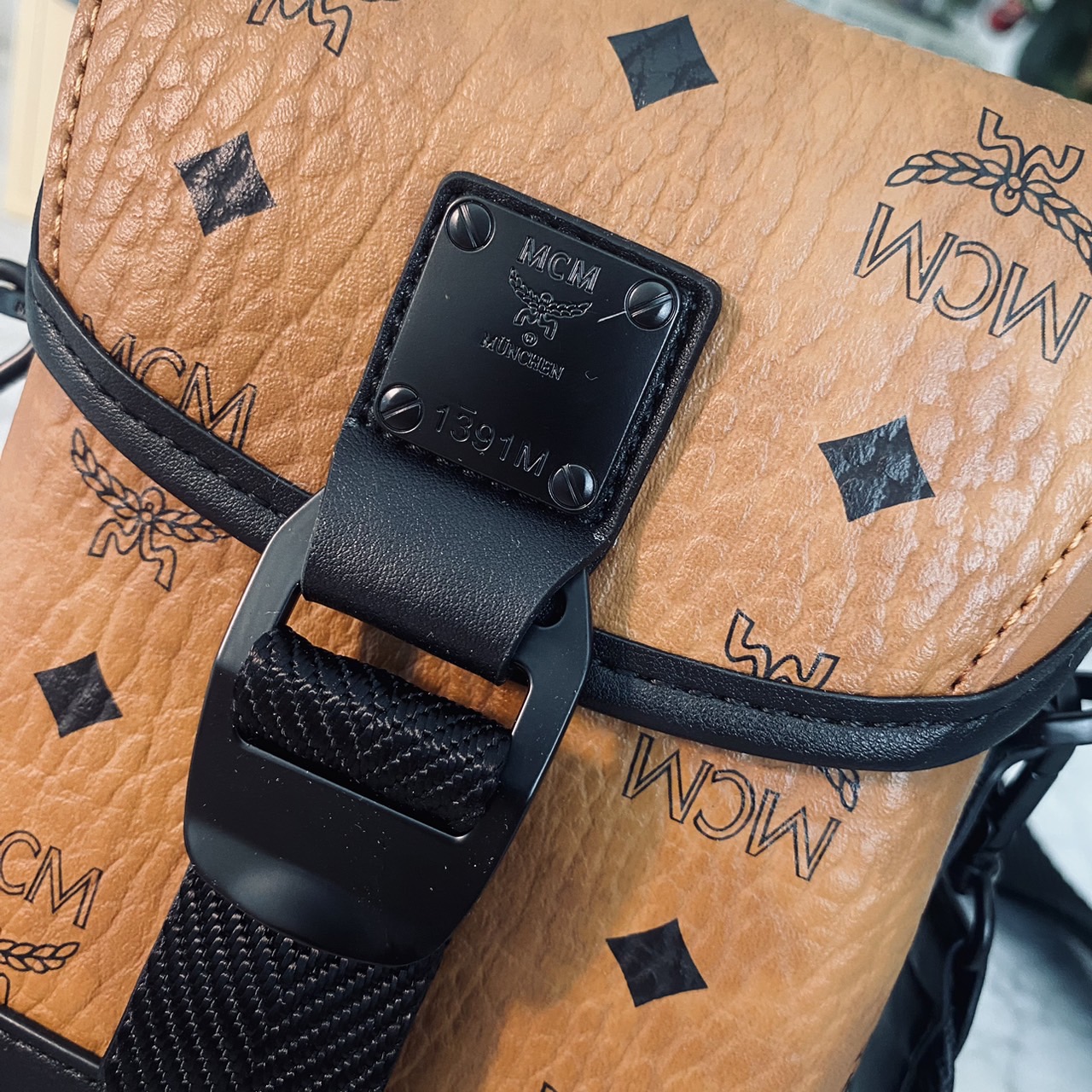 M.C.M Small Aren N/S Crossbody in Visetos Cognac คอลใหม่เอาใจหนุ่มๆ สั่งก่อนหล่อก่อนน้าา!! กับกระเป๋าสะพายข้างสุดชิค ที่ดูดีมีเสน่ห์มากๆ เห็นแล้วก็ต้องหลงแน่นอน