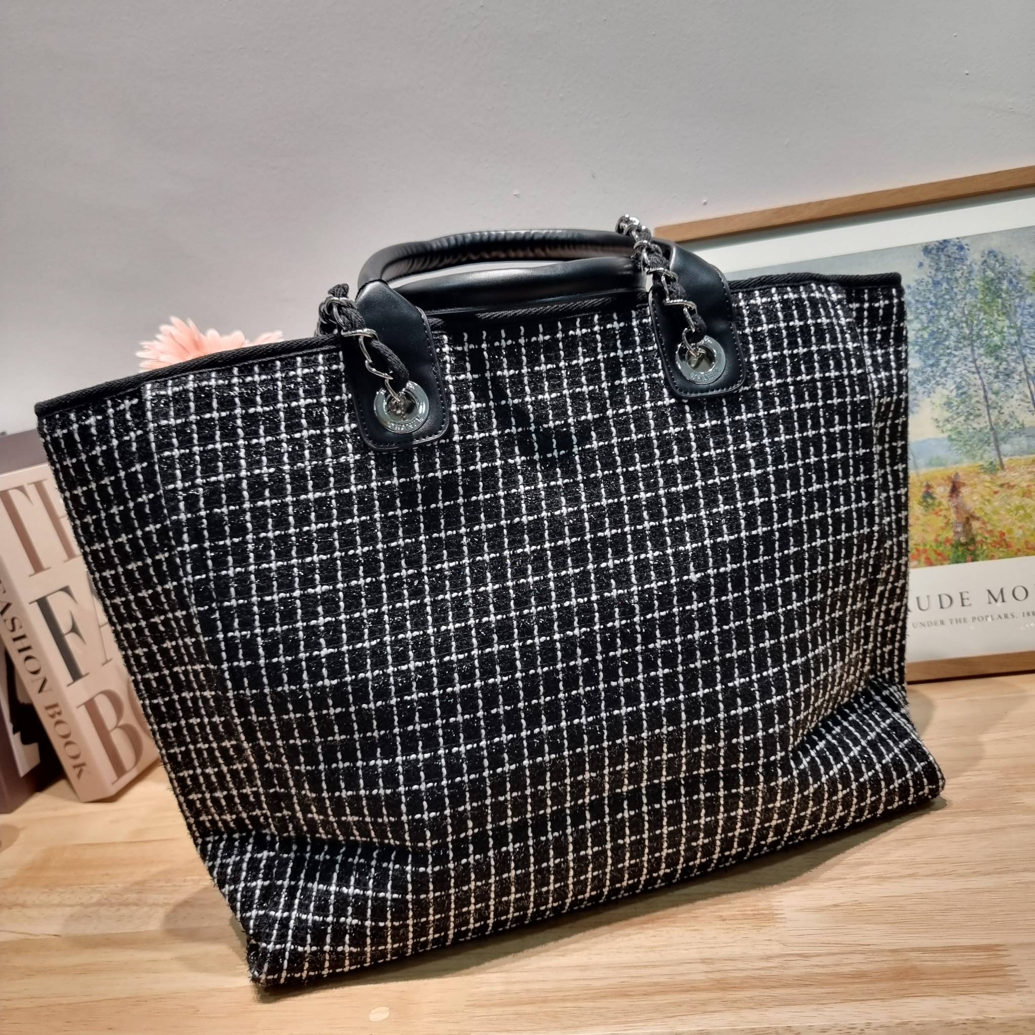 CHANEL LARGE TOTE BAG / CHANEL DEAUVILLE TOTE / CHANEL TOTE BAG กระเป๋าสะพายผ้าทวิต ทรงโท้ทใบใหญ่ ต้อนรับเทศกาลท่องเที่ยวช่วงสิ้นปีนี้ ใครมองหากระเป๋าสะพายไปเที่ยว ใบนี้น้องตอบโจทย์แน่นอน ด้วยดีไซน์โทนสีที่ใช้ได้กับทุกโอกาส และขนาดกว้างที่จุของได้แบบไร้กั