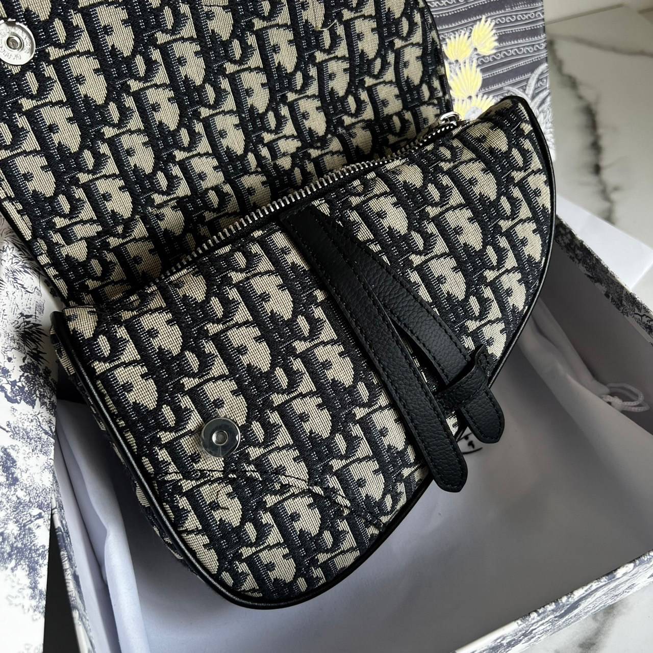 หนังแท้ DIOR SADDLE BELT BAG รุ่นสุดฮิต สามารถคาดอกสะพายข้างหรือคาดเอวก็ได้สามารถใช่งานได้ทั้งชาย/หญิง งานสวยมากพร้อมอุปกรณ์ครบชุด เกรดออริงานเทียบเท่าของแท้เลย กระเป๋ารุ่นยอดนิยมตามแบบฉบับแบรนด์ พร้อมส่งที่ไทย เกรดออริจินอลผ้าแจ๊คการ์ดและหนังแท้ ภาพสินค้