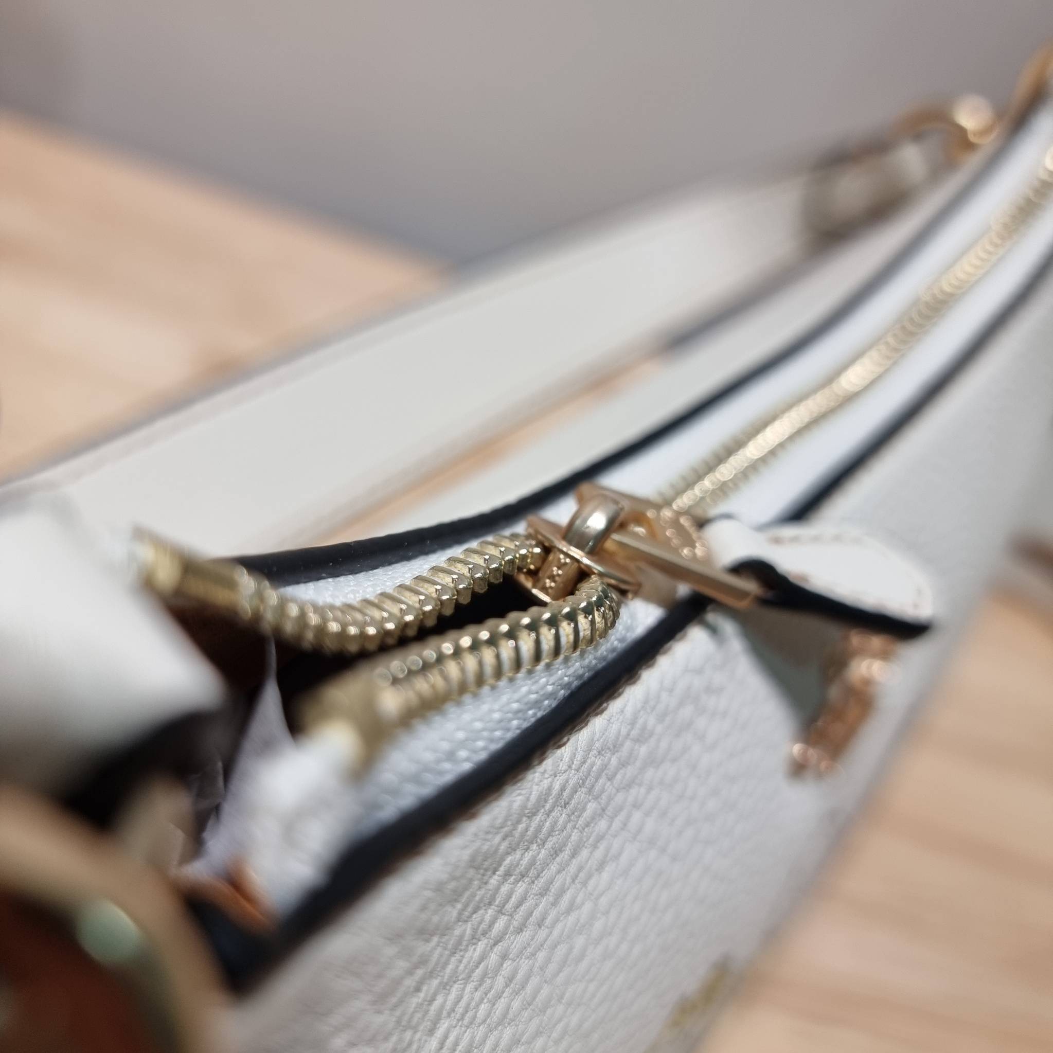 Coach X Peanuts Teri Shoulder Bag With Snoopy And Friends Motif CE861 คอลเลคชั่นสุดคิ้วท์ ไม่ให้ช้อปยังไงไหว!! กับกระเป๋าสะพายไหล่กึ่งทรงพอช พร้อมเสิร์ฟความสวยถึงบ้านไปเลยก่อนใคร แบบไม่ต้องพรีฯ ด้วยดีไซน์ลวดลายกาน์ตูนยอดฮิต มาพร้อมสายสะพาย 2 เส้น