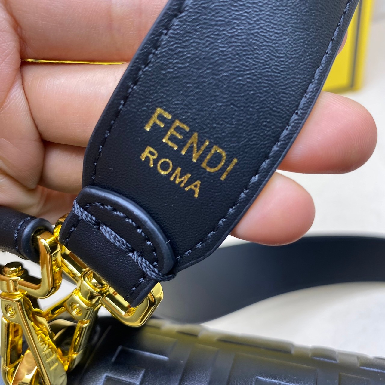 FENDI KAN leather bag เกรดออริจินอล สลับแท้ ด้วยสีและลวดลายคลาสสิกตามแบบแบรนด์ เข้าได้กับสาวๆ ทุกสไตล์ บ่งบอกความเป็น FF ได้อย่างสมบูรณ์แบบ