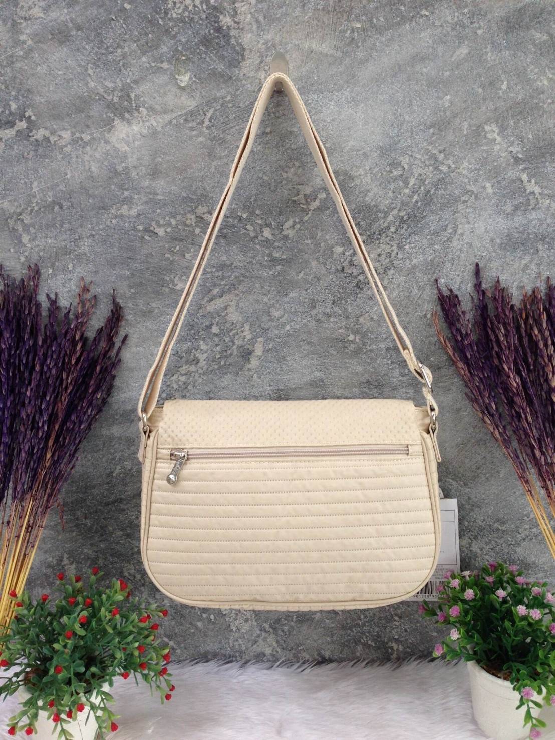 🎄KIPLING กระเป๋าสะพาย รุ่น Earthbeat S กระเป๋าสะพาย Earthbeat มีพร้อมส่งให้เลือกช้อปหลากหลายสีเลยค่ะ เพิ่มลายเก๋ๆให้ดูไม่น่าเบื่อ สามารถสะพายได้ 2 แบบ สะพายด้านข้างหรือเป็น shoulder ได้ ออกแบบขนาดกำลังดี ช่วยให้คุณจัดระเบียบสิ่งของได้อย่างลงตัว สา