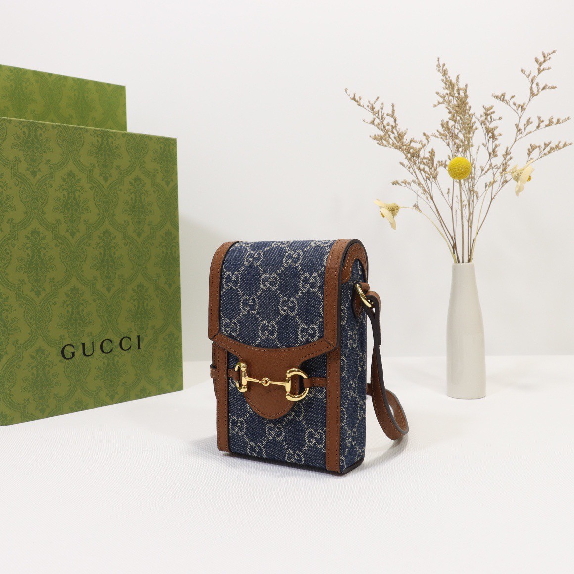 Gucci Horsebit 1955 mini bag / Gucci Phone Bag ออริจินอล เกรดสลับใช้แทนใบจริงได้ รุ่นยอดฮิต ไซส์มินิ ที่ใครๆก็ต้องรู้จัก!! กับกระเป๋าขนาดมินิในรูปแบบผ้าแจ็คการ์ดสีขาวงาช้างและน้ำเงิน ได้รับแรงบันดาลใจมาจากดีไซน์ดั้งเดิม ซึ่งแอคเซสเซอรี่นี้โดดเด่นด้วยรายละ