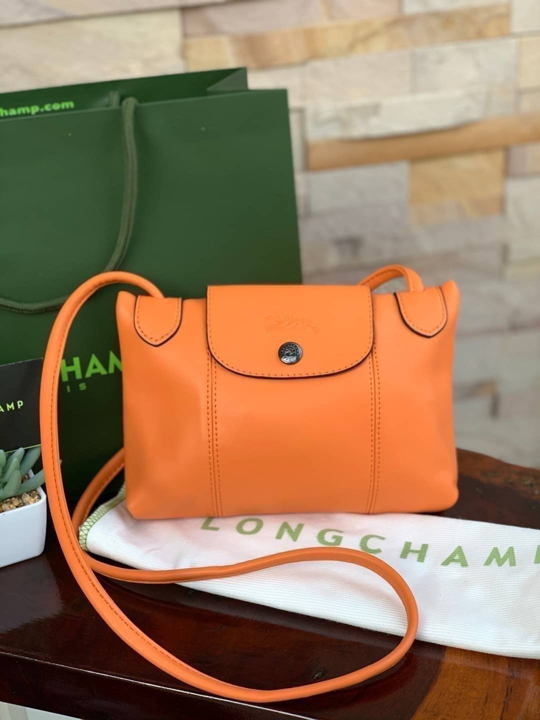 Longchamp Le Pliage Cuir Crossbody Bag อีกหนึ่งคอลเลคชั่น Le Pliage Cuir หนึ่งในตระกูลกระเป๋าสุดไอคอนิก