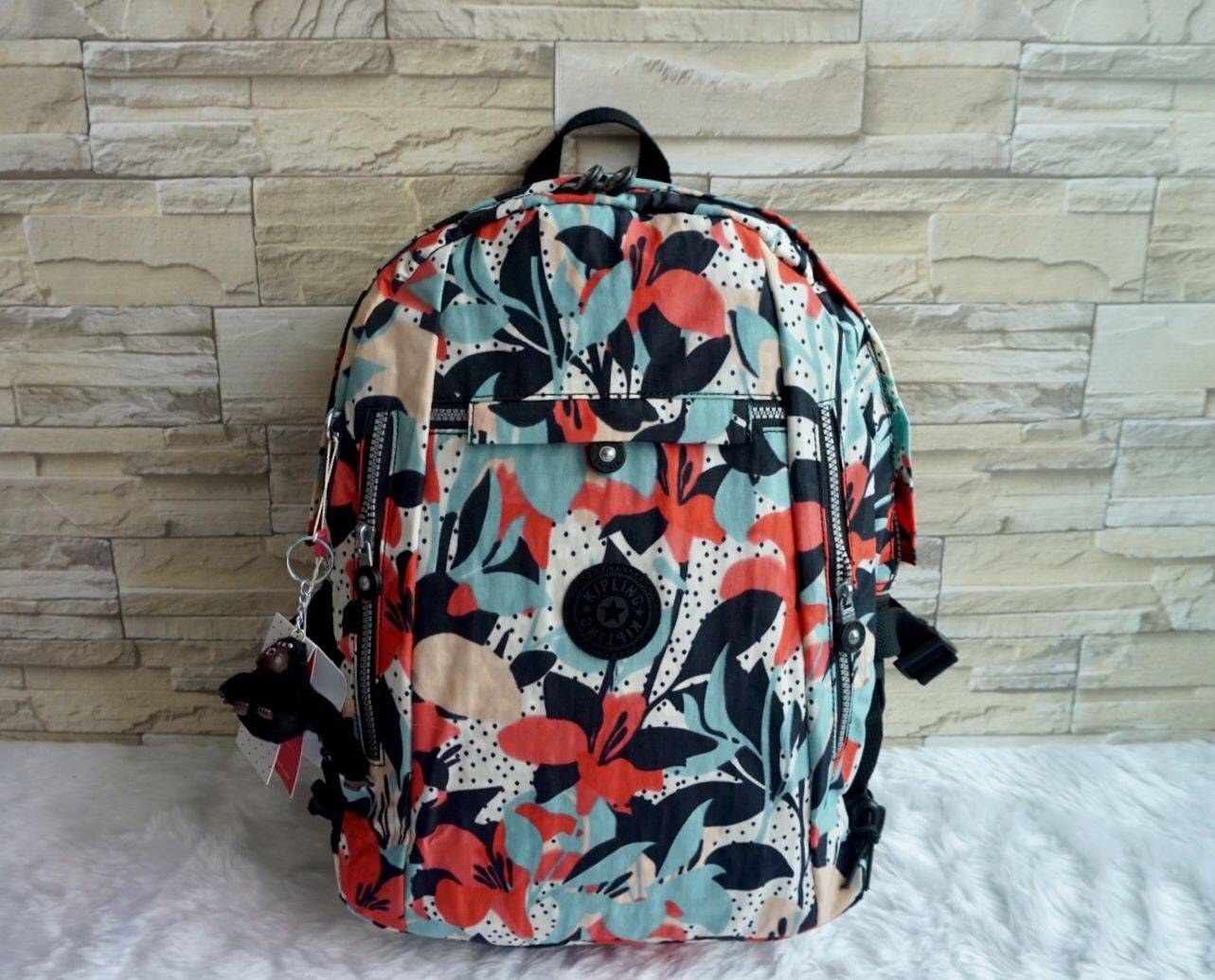 KIPLING BACKPACK K502 กระเป๋าเป้สะพายใบใหญ่ จุของได้เยอะมากๆ วัสดุ nylon + polyestor% กันน้ำ ด้านหน้ามี ช่องใส่ของจุกจิก ช่องซ้ายขวา ช่องหลักเปิดปิดด้วยซิป ภายในแบ่งเป็นสัดส่วย มีช่องแยกใส่ Laptop ใบขี้ขะได้เยอะ จะใช้ไปเรียน ไปนิมหรือท่องเที่ยวก็ตอยโจทย์ค