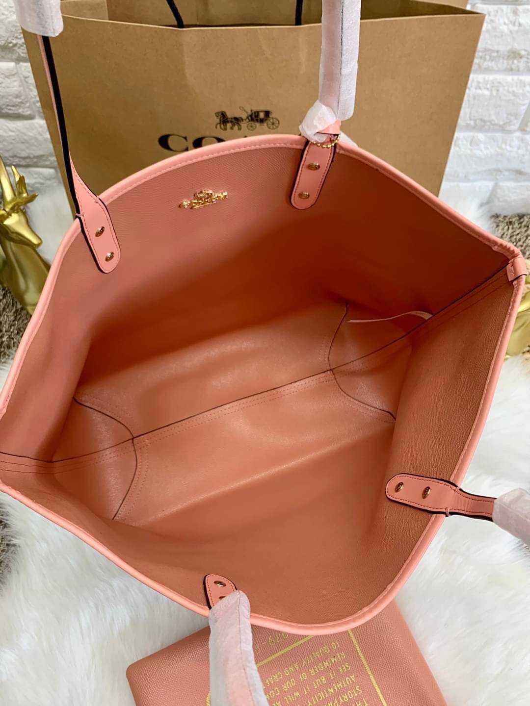 ลายหายากแล้วนะคะ🌈 COACH REVERSIBLE CITY TOTE RAINBOW PRINT ((F72720)) กลับมาอีกครั้ง! กระเป๋าทรงTote หนังแท้ กลับด้านได้ใช้ได้2ด้านค่ะ//ด้านนึงสีครีมลายรุ้ง//อีกด้านสีโอรส สวยงามค่ะ