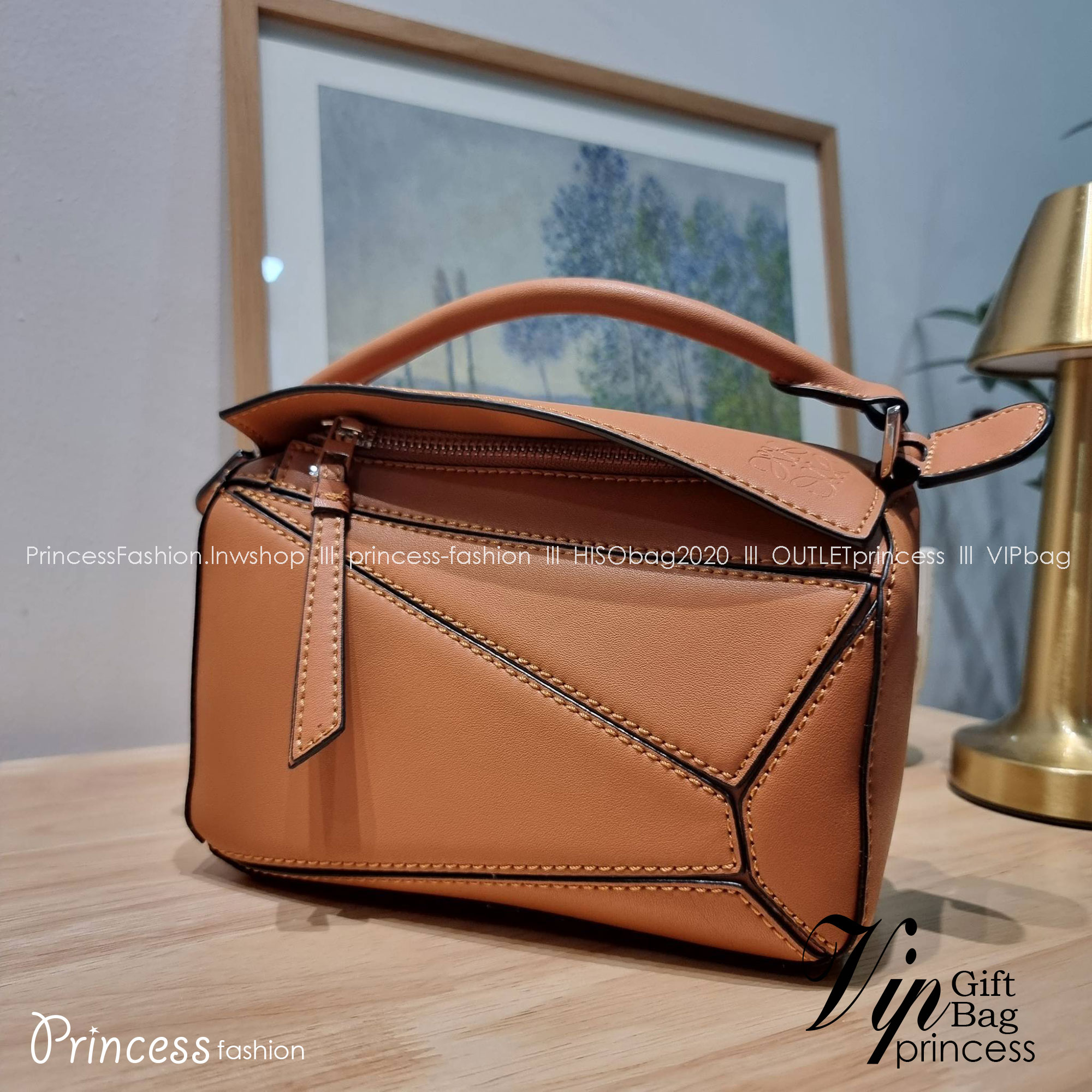 LOEWE MINI PUZZLE BAG IN CLASSIC สุดยอดแบรนด์ที่ดีไซน์เป็นเอกลักษณ์ โดดเด่น สวยหรู กับกระเป๋าสะพายข้างทรงกล่อง ไซส์มินิ สไตล์พัซเซิล