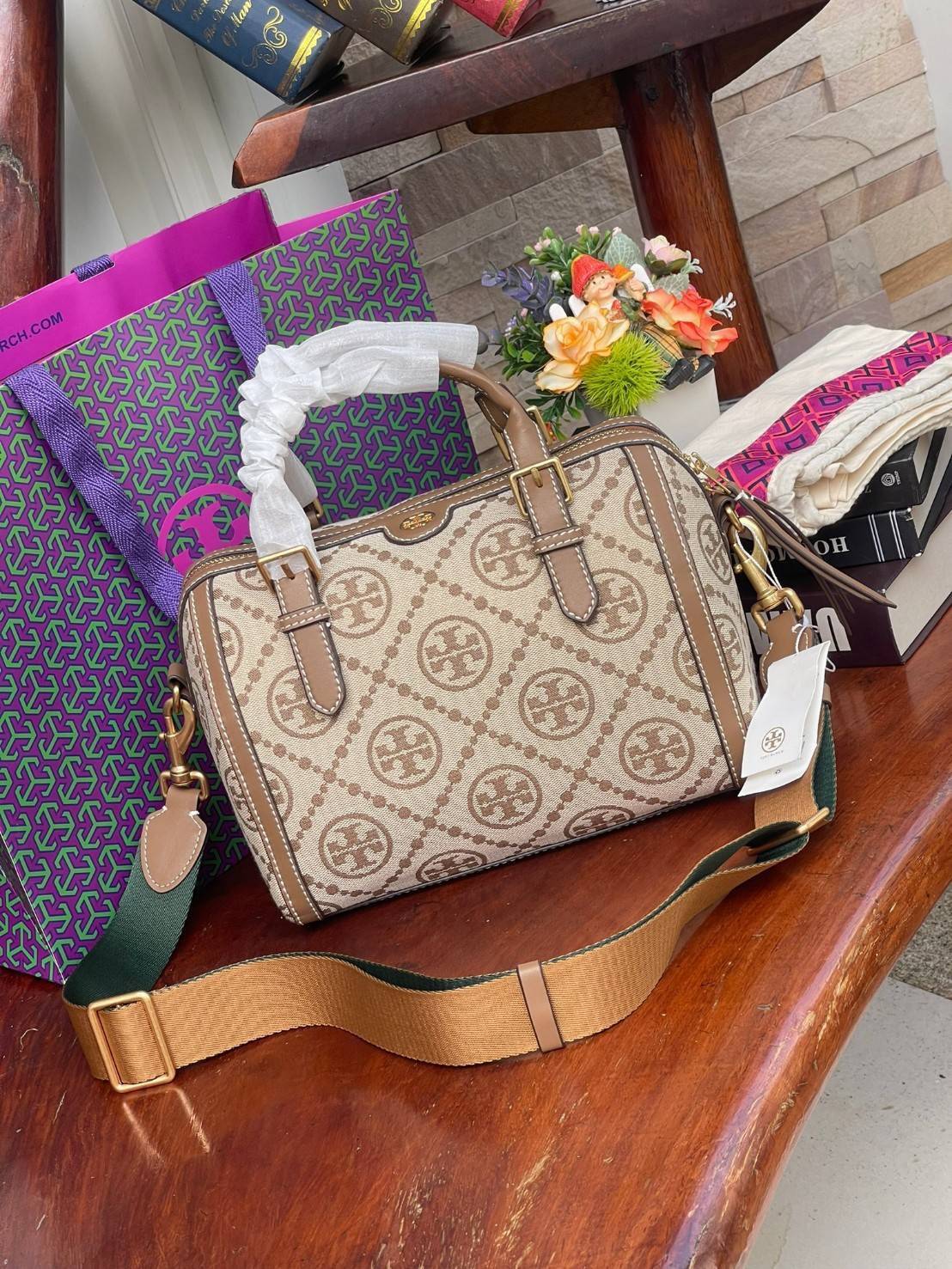 Large: Tory burch T Monograme Jacquaed Duffle เป็นทรงกระเป๋าที่มีความฮอตฮิตตลอดกาล ด้วยรูปทรงคลาสสิคและเหมาะใช้งานเข้ากับทุกสถานการณ์ ไม่ว่าจะเป็นกระเป๋าสะพายไหล่ เพิ่มความคล่องตัวและเข้าได้กับทุกลุค ไม่ว่าจะเป็นวันสบายๆ หรือวันที่ต้องออกไปทำกิจกรรมลุยๆ ห