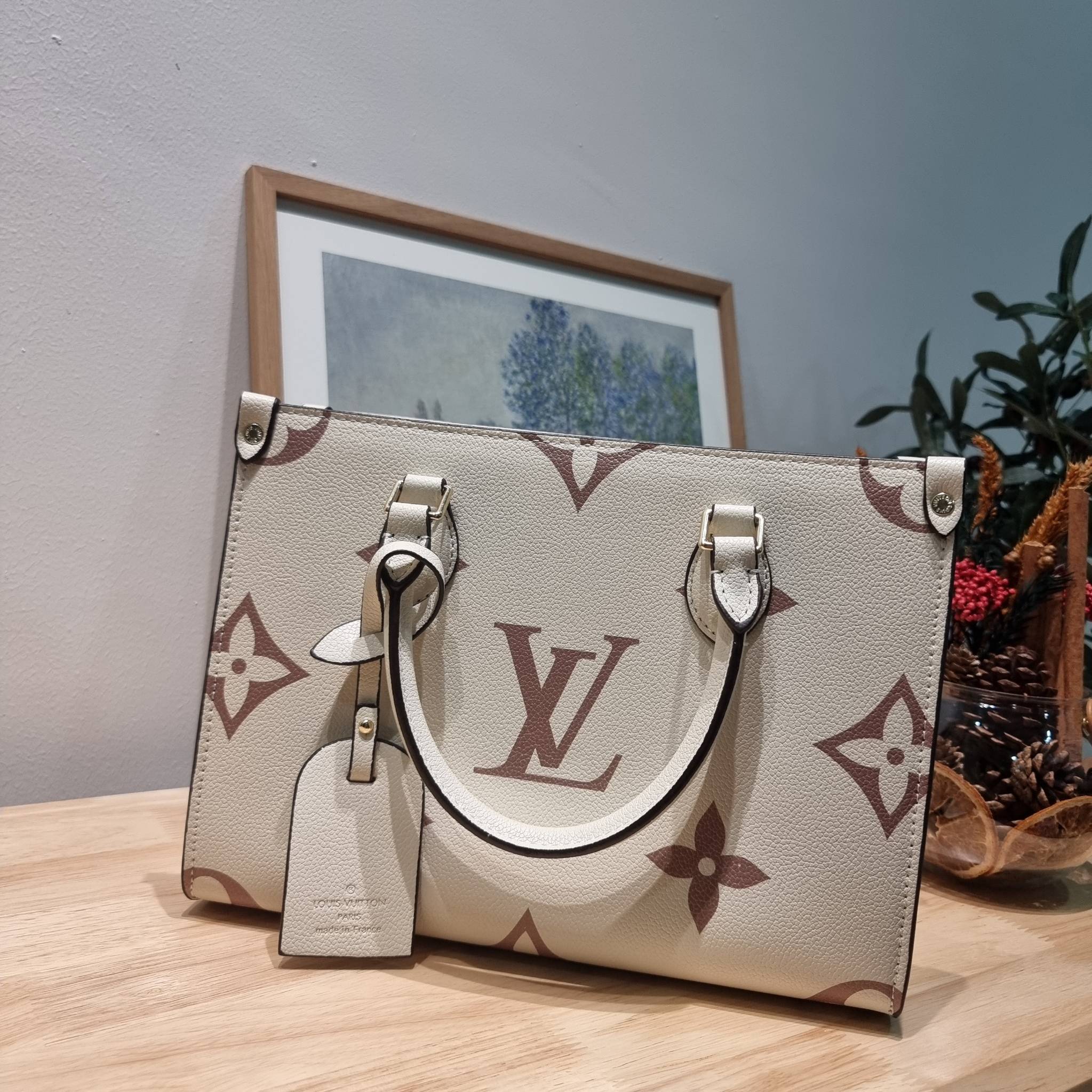 LV Onthego / LV crossbody tote bag กระเป๋าทรงโท้ทเวอร์ชั่นดั้งเดิม ที่คลาสสิค ผู้ดี หรูหรา โทนสีใช้งานง่าย ได้ทุกลุค ทุกสไตล์ วัสดุหนังลูกวัว ผิวลายเกรน มาพร้อมหูจับในตัว คล้องแขนก็ดูแพง หรือจะเกี่ยวสายครอสสะพายก็อัพลุคได้เลย ภายในโล่งกว้างมาก มีอะไหล่เกี