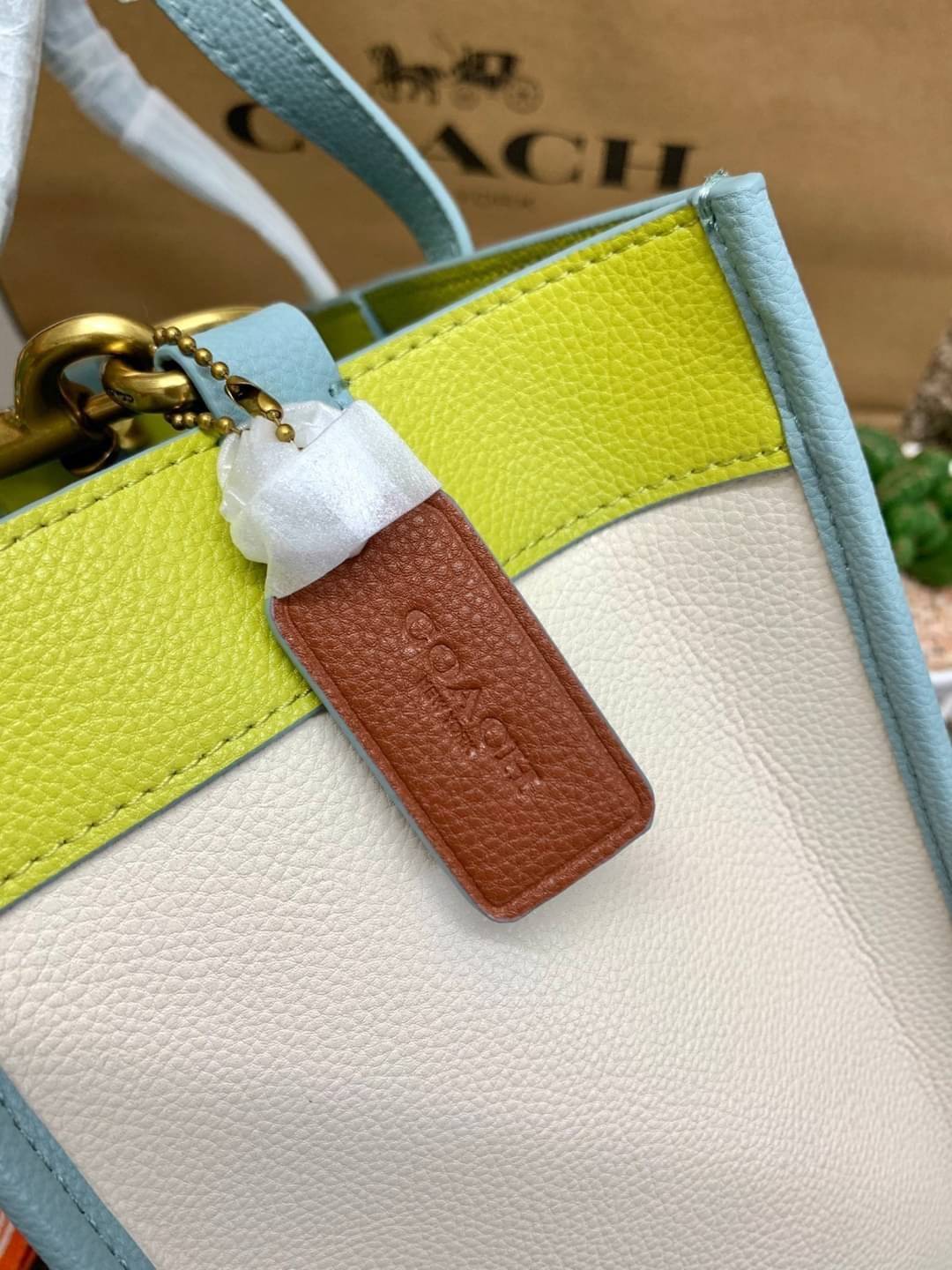 COACH FIELD TOTE 30 IN COLORBLOCK WITH COACH BADGE ((C0777)) พร้อมส่งอีกครั้ง! ไม่มีสักใบยังไงไหว สีคือผู้ดี แจ่มใส ละมุนตา ไม่ฉูดฉาด แถมคุณภาพเต็ม100 เหมือนเดิมเลยค่ะ! กระเป๋าทรงTote ใบใหญ่ หนังแท้อย่างดี ลายหนังสวยมากๆ หลงรักแน่นอน คอนเฟิร์มค่าา! สีที่ใ