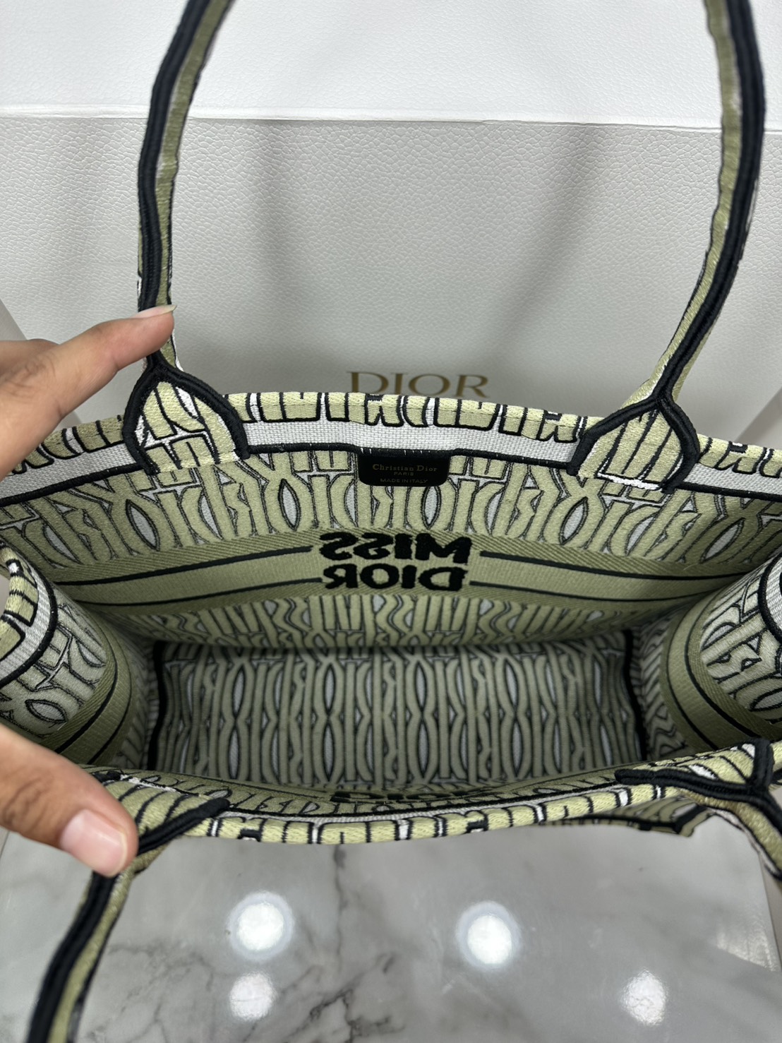 ORI หนังแท้ | Dior Miss Dior Allover Book Tote Handbag 16" กระเป๋าทรงโท้ทคอลใหม่ ดีไซน์ลวดลายกราฟฟิกสวยงามและหรูหราโดดเด่นไม่เหมือนใคร