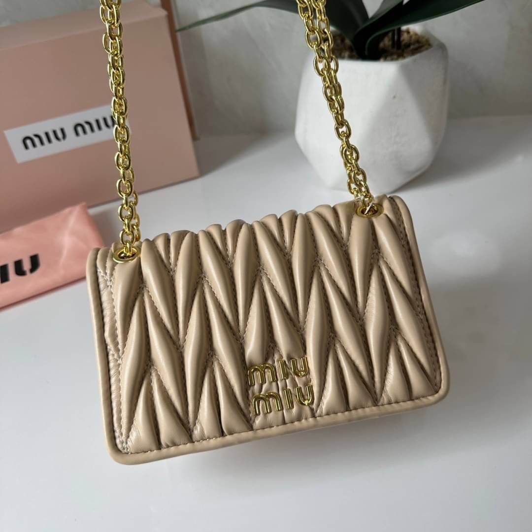 Miu Miu Matelassé Nappa Leather Mini Bag / Miu Miu Woman’S Bag Chain Mini bag กระเป๋ามินิรูปทรงสี่เหลี่ยมวัสดุหนังNappa มีความนุ่มมือและเงางาม