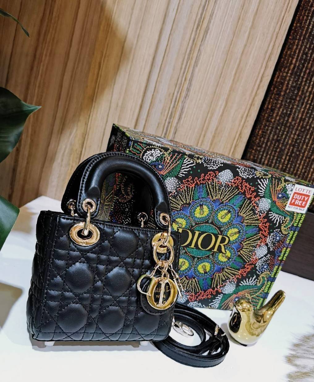 CHRISTIAN DIOR MINI BAG VIP GIFT WITH PURCHASE (GWP) พรีเมี่ยมกิ้ฟ Limited Edition จาก DIOR DUTYFREE COUNTER วัสดุหนังแท้ Calfskin ทรงเหลี่ยมหนังสวยหรูอยู่ทรงขึ้นลายเอกลักษณ์แบรนด์ ประดับTAGห้อยโลโก้แบรนด์อะไหล่ทองด้านหน้า เปิดปิดด้วยฝาปิด ภายในโล่งมีโลโก