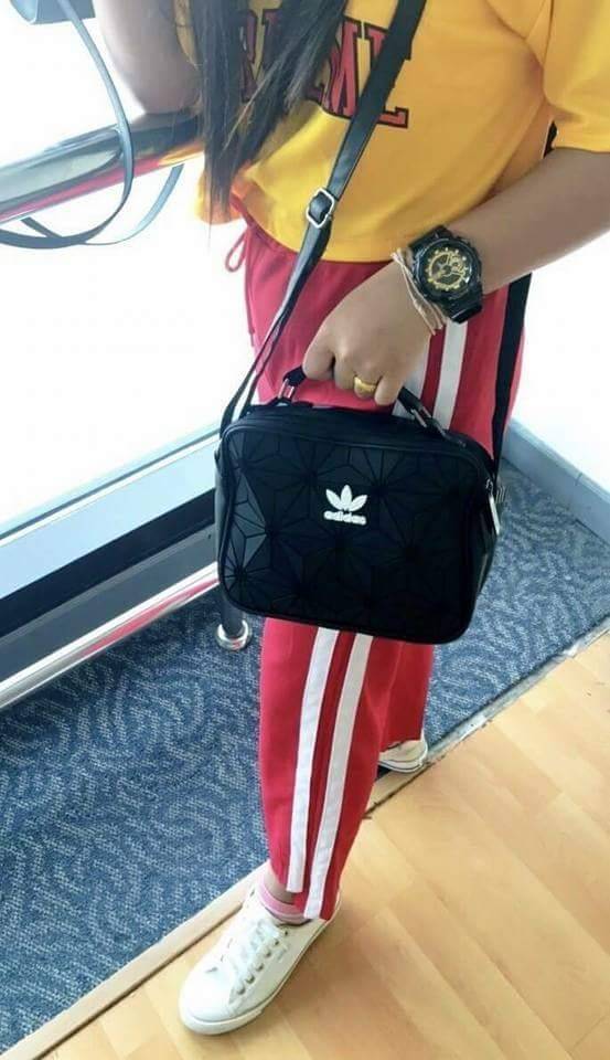 Adidas mini Airline bag กระเป๋าสะพายข้างแนว sport วัสดุด้านหน้าเนื้อ matte ผสมหนังนิ่มค่ะ น้ำหนักเบา ด้านหน้าติดโลโก้แบรนด์ เปิดปิด กระเป๋าแบบซิป ภายในโล่ง ใส่ของจุพอประมาณค่ะ มีช่องซิป หนึ่งช่อง ด้านหลังมีอีก 1 ช่องซิป:สายสะพายปรัยได้ freesize ขนาดกำลังด