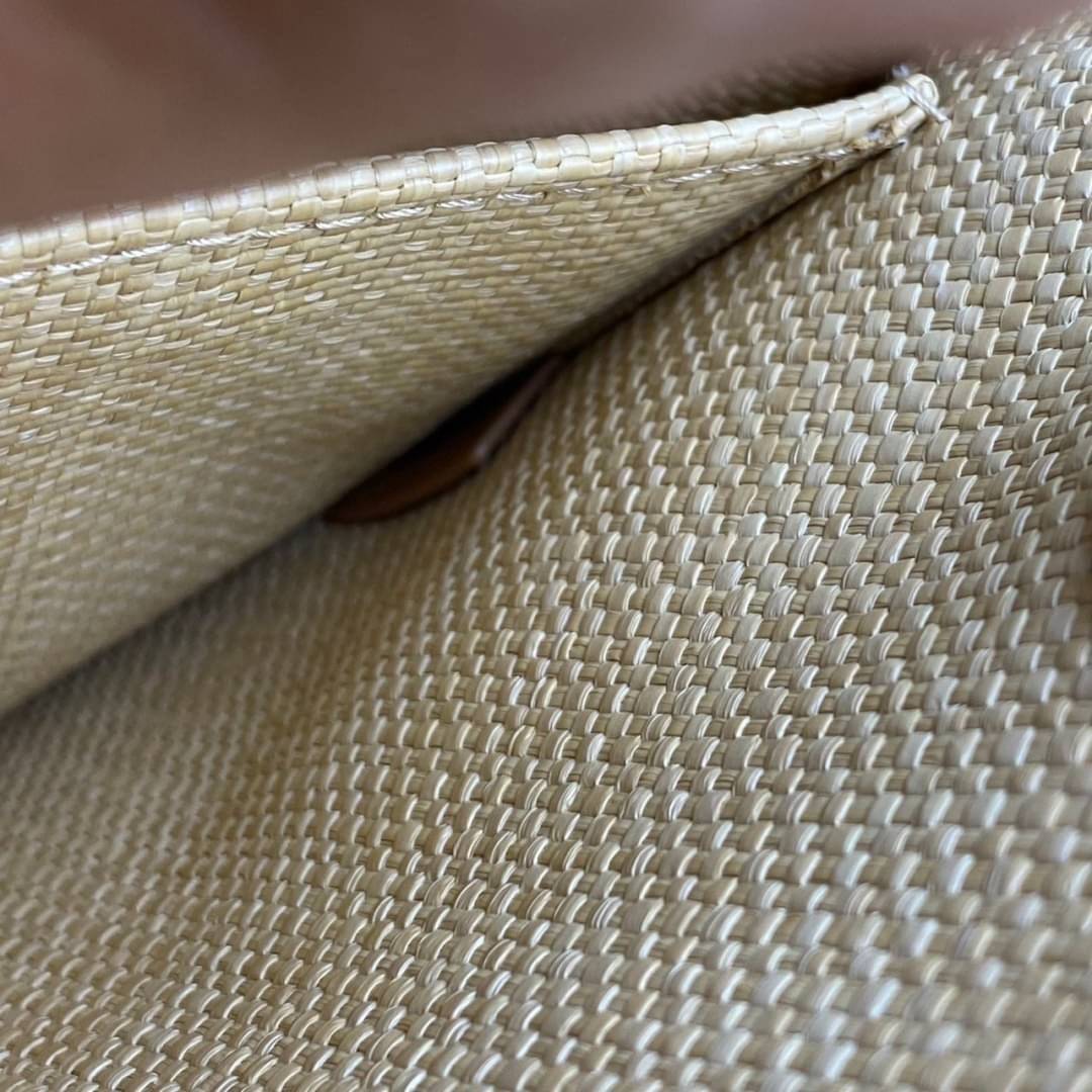 ORI 】DIOR Medium Lady Dior Bag Natural Cannage Raffia พร้อมส่งที่ไทย ภาพสินค้าถ่ายจากงานขายจริง ใช้งานต่างประเทศได้ เอกลักษณ์ของความหรู เรียบหรูมีสไตล์เหนือกาลเวลา รังสรรค์ขึ้นจากต้นปาล์มชนิดหนึ่งตามธรรมชาติ ประดับด้วยลวดลาย Cannage อันเป็นเอกลักษณ์ โดดเด