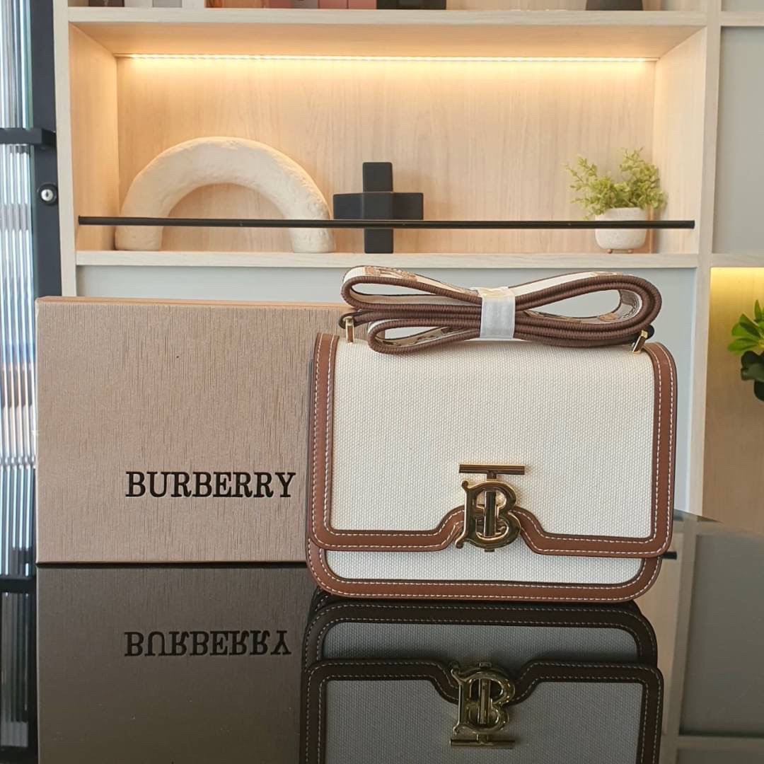 BURBERRY FRAGRANCES CROSSBODY BAG / BURBERRY FRAGRANCES QUITED LAMBSKIN BAG ตัวกระเป๋าเป็นผ้าตัดหนังแท้ Lambskin นิ่มสวยหรูดูดี เปิดปิดด้วยฝาปิดสัญลักษณ์รูปตัวB ภายในโล่งกว้าง