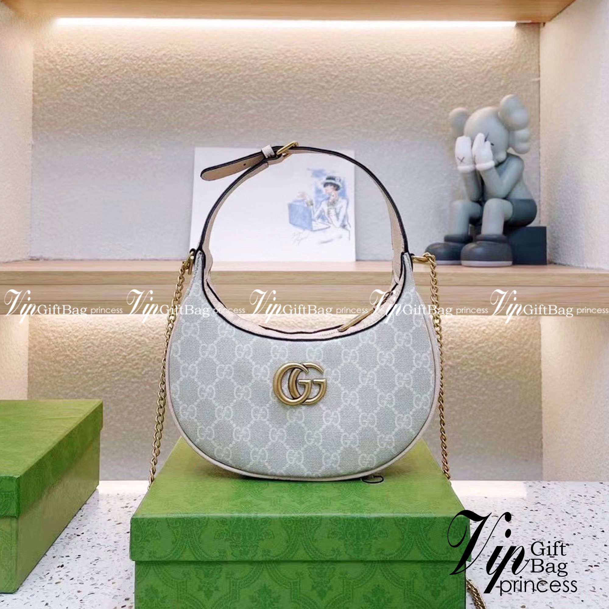 Gucci GG Marmont half-moon-shaped mini bag กระเป๋าคล้องไหล่ ความตัวแม่สายแฟชั่น ต้องกระเป๋าทรงจันทร์เสี้ยวแบบสับค่ะ! ความโค้งมนใช้งานง่าย เอามาสะพายก็คือชนะเลิศไปเลย ภาพถ่ายจากงานขายจริง ใช้งานต่างประเทศได้