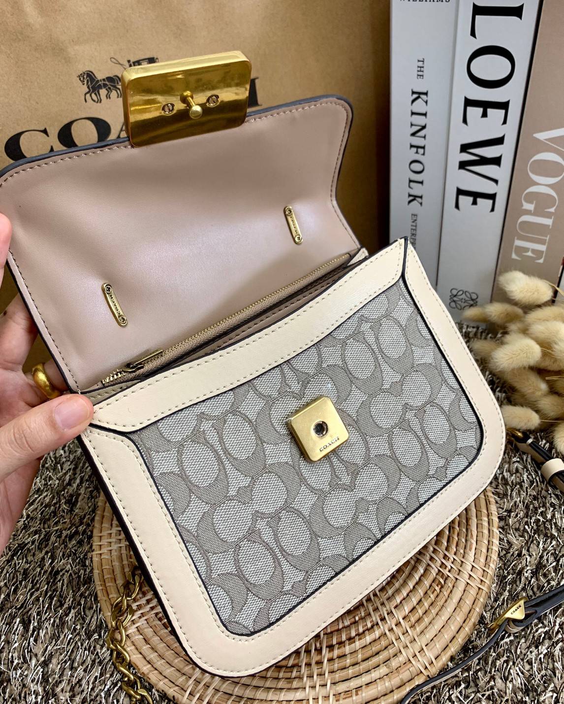 ใบจริงสวยหรูมากๆค่ะ💥 COACH ALIE TOP HANDLE IN SIGNATURE JACQUARD ((C4822)) พร้อมส่งที่ไทยค่ะ! กระเป๋าหิ้ว//สะพายข้าง วัสดุ Jacquard+หนังแท้ได้ลงตัวสวยงามมากๆค่ะ คลาสสิคสุดๆ เปิดปิดกระเป๋าแบบกดล็อค ช่องหลักกางออกได้กว้างสามารถใส่กระเป๋าเงินใบกลางได