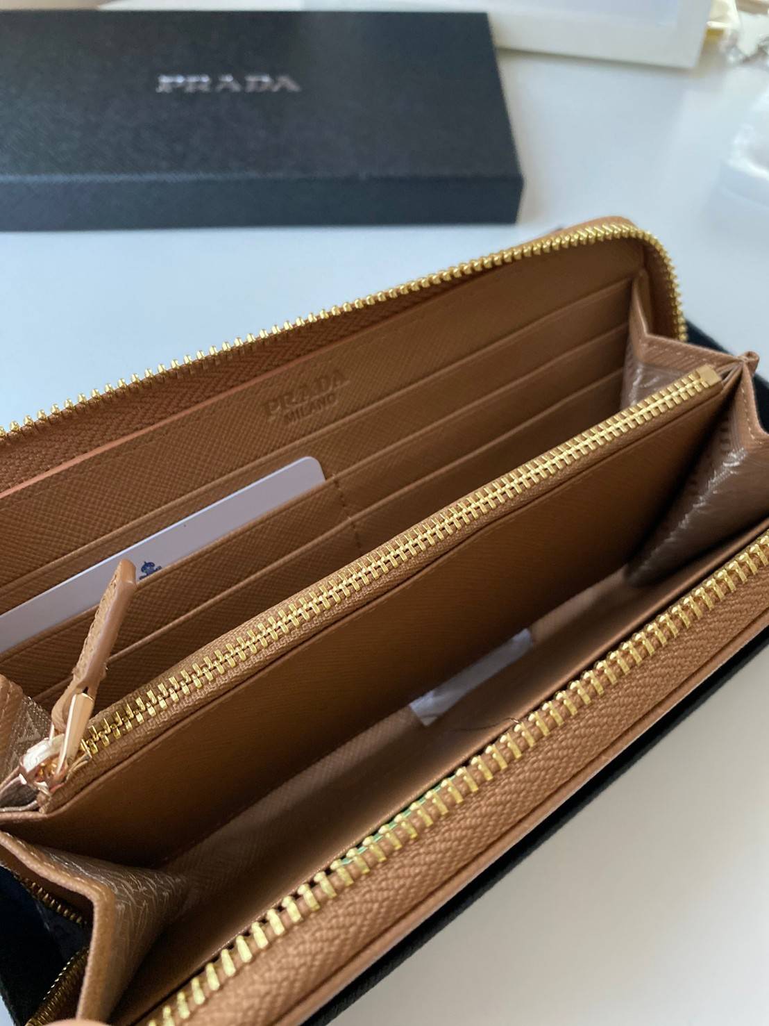 หนังแท้ Prada Long Wallet / Prada Wallet รุ่นที่รอคอย เข้าแล้วค้า กับ Prada Zip Wallet Saffiano งานหนังแท้ กระเป๋าสตางค์ซิปรอบ เปิดปิดด้วยซิป อะไหล่ทอง ปั้มแบรนด์ ด้านในมีช่องซิปแยกอีก1ช่อง บุผ้าปั้มแบรนด์สวยหรู ใส่ธนบัตรได้เยอะเลย เกร๋กู้ด ครบทุกฟังค์ชั่