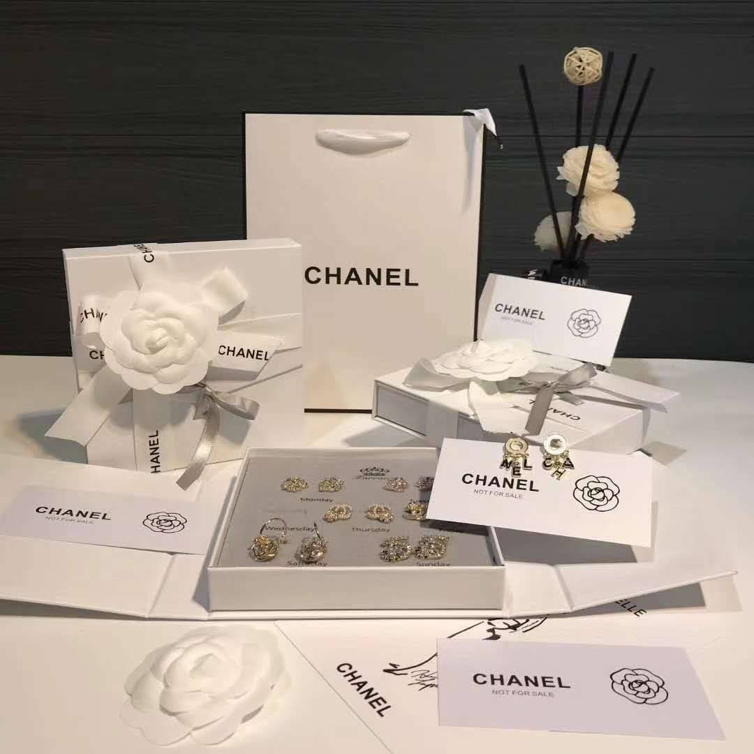 CHANEL 7Days EARRING VIP GIFT WITH PURCHASE ORIGINAL PACKAGE (GWP) ชุดกิ๊ฟเซทของกำนัลสุดเลอค่าจากการแลกคะแนนสะสมสำหรับลูกค้าสมาชิก VIP CHANEL DUTYFREE ไอเท็มหายากชวนสะสมมาเป็นชุดให้ถึง7แบบ7สไตล์สลับใช้ ดีไซน์สวยเลอค่าสุดคลาสสิค
