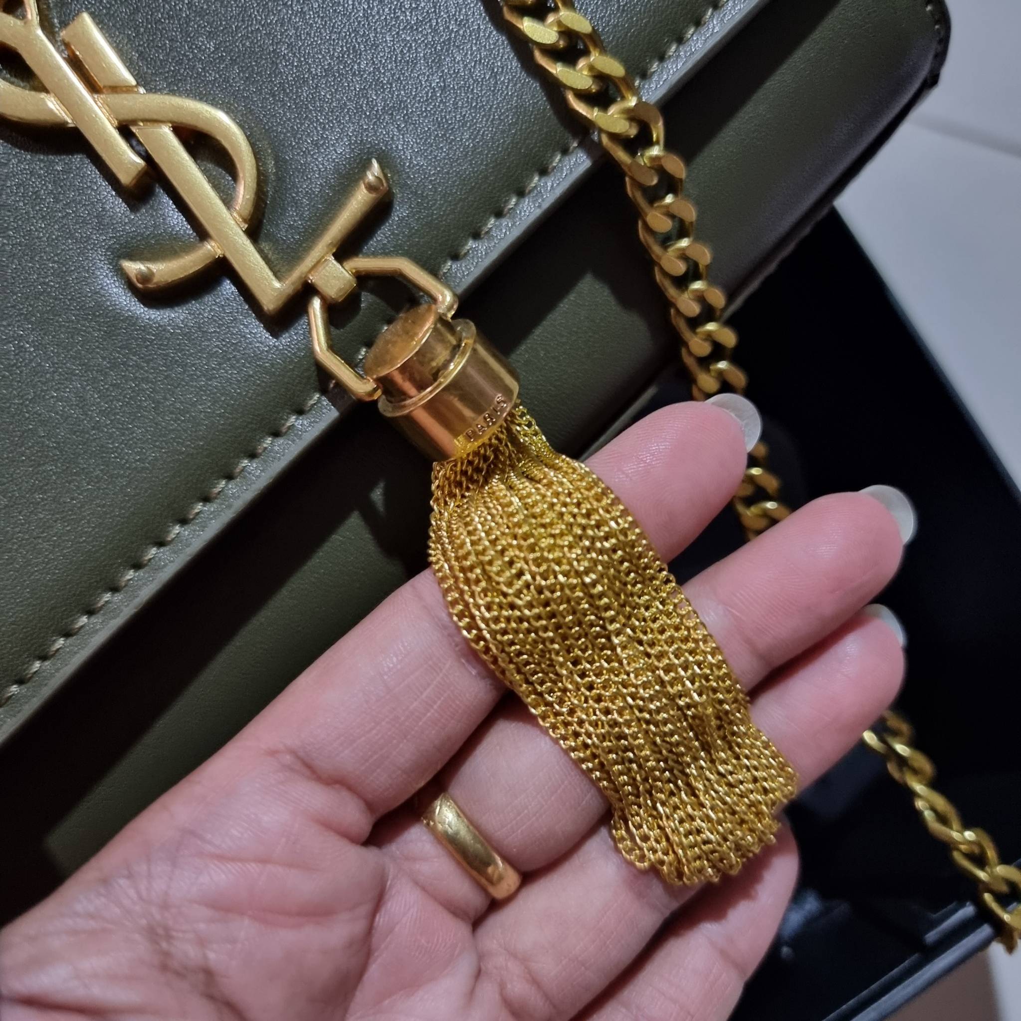 Yves Saint laurent small kate bag สุดหรู ทรง woc ที่แสนจะฮอตปรอทแตก ดีไซน์เรียบ แต่แอบมีดีเทลความหรูที่พู่ห้อยสีทองโดดเด่น เพิ่มความแพงอีกหนึ่ง วัสดุหนังแท้สัมผัสดีงาม ใช้งานง่ายเพียงแค่เปิด-ปิดด้วยกระดุมแม่เหล็ก ภายในเป็นช่องโล่ง มีช่องใส่บัตร ใส่มือถือ 