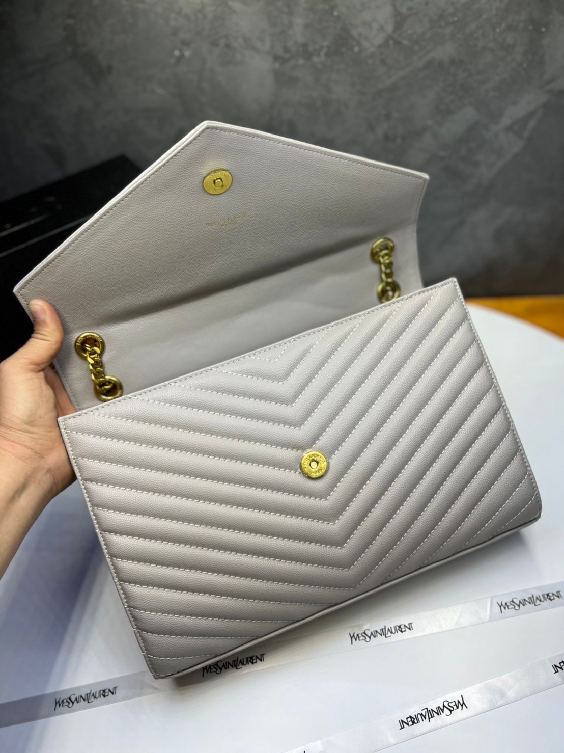 หนังแท้ YSL college large chain bag in quilted leather 30cm กระเป๋าสะพายใบใหญ่ ดีไซน์ทรงสวยหรู ตอบโจทย์ได้ทุกสไตล์ ภาพสินค้าถ่ายจากงานขายจริง ใช้งานต่างประเทศได้