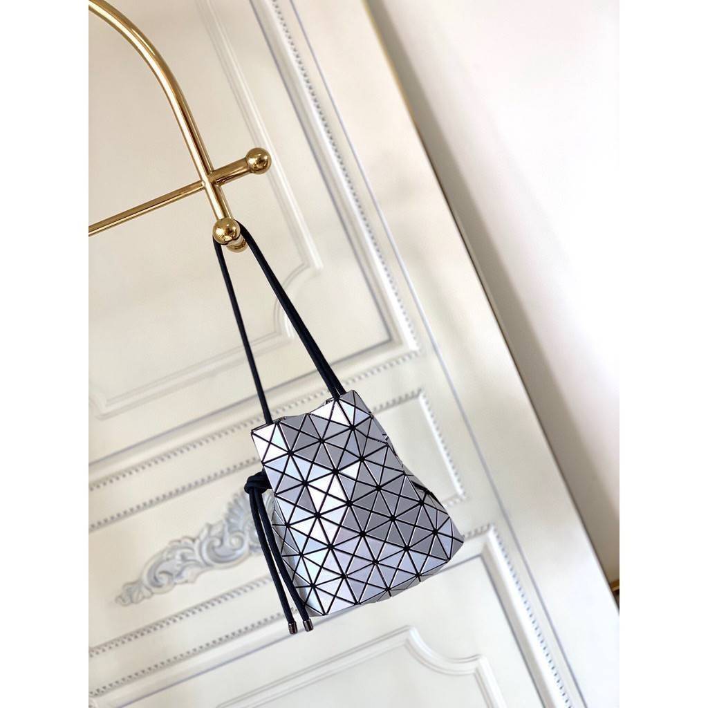 Baobao Issey Miyake Wring Small Bag กระเป๋าสะพายครอสบอดี้พร้อมสายรูดเปิดปิด สามารถปรับความยาวของสายได้ตามสไตล์ความชื่นชอบ ด้วยดีไซน์ทรงน่ารัก เหมาะสำหรับให้สาวๆหยิบใช้ในวันสบายๆ แต่เต็มเปี่ยมไปด้วยความคล่องแคล่ว ไฮไลต์ของซีซั่นนี้คือกระเป๋าที่มาพร้อมกับเช