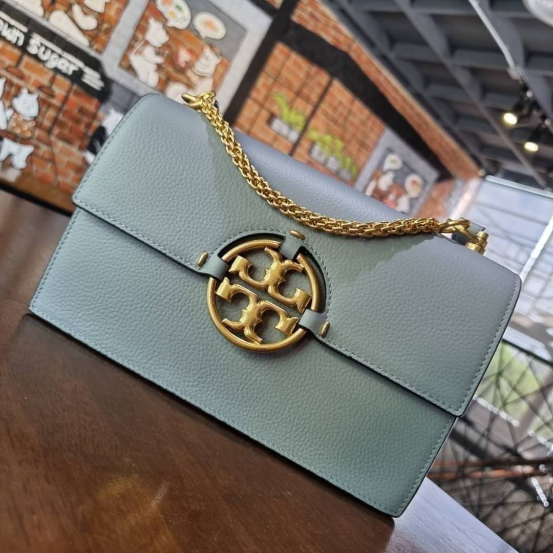 TORY BURCH MILLER SHOULDER BAG รุ่นยอดนิยม รุ่นหายาก รุ่นที่สาวๆตามหา ใบนี้เลย!! สวยหรู ผู้ดีทุกสี กระเป๋าสะพายไหล่ ดีไซน์อยู่ทรง คลาสสิคแฝงความหรูด้วยโลโก้สีทองอร่ามโดดเด่น วัสดุหนัง pepble สลับหนังวัวแท้ เปิด-ปิดด้วยกระดุมแม่เหล็ก ภายในโล่งกว้างมาก แบ่ง