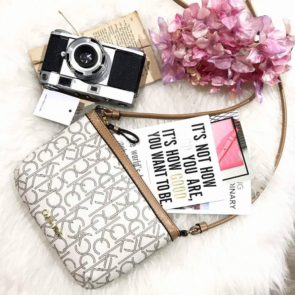 Calvin Klein Cross Body Bag กระเป๋าสะพายรุ่นใหม่ล่าสุดหนังสวย สกรีนลาย Signature แบรนด์รอบใบ ประดับโลโก้แบรนด์ สีทองด้านหน้า เปิดปิดด้วยซิป น้ำหนักเบา ภายใน โล่งกว้าง มีช่องใส่บัตร และช่องซิป ใส่ iphone+ ได้ มาพร้อมสายสะพายยาว ขนาดกำลังน่ารัก สะพายคล่องตั