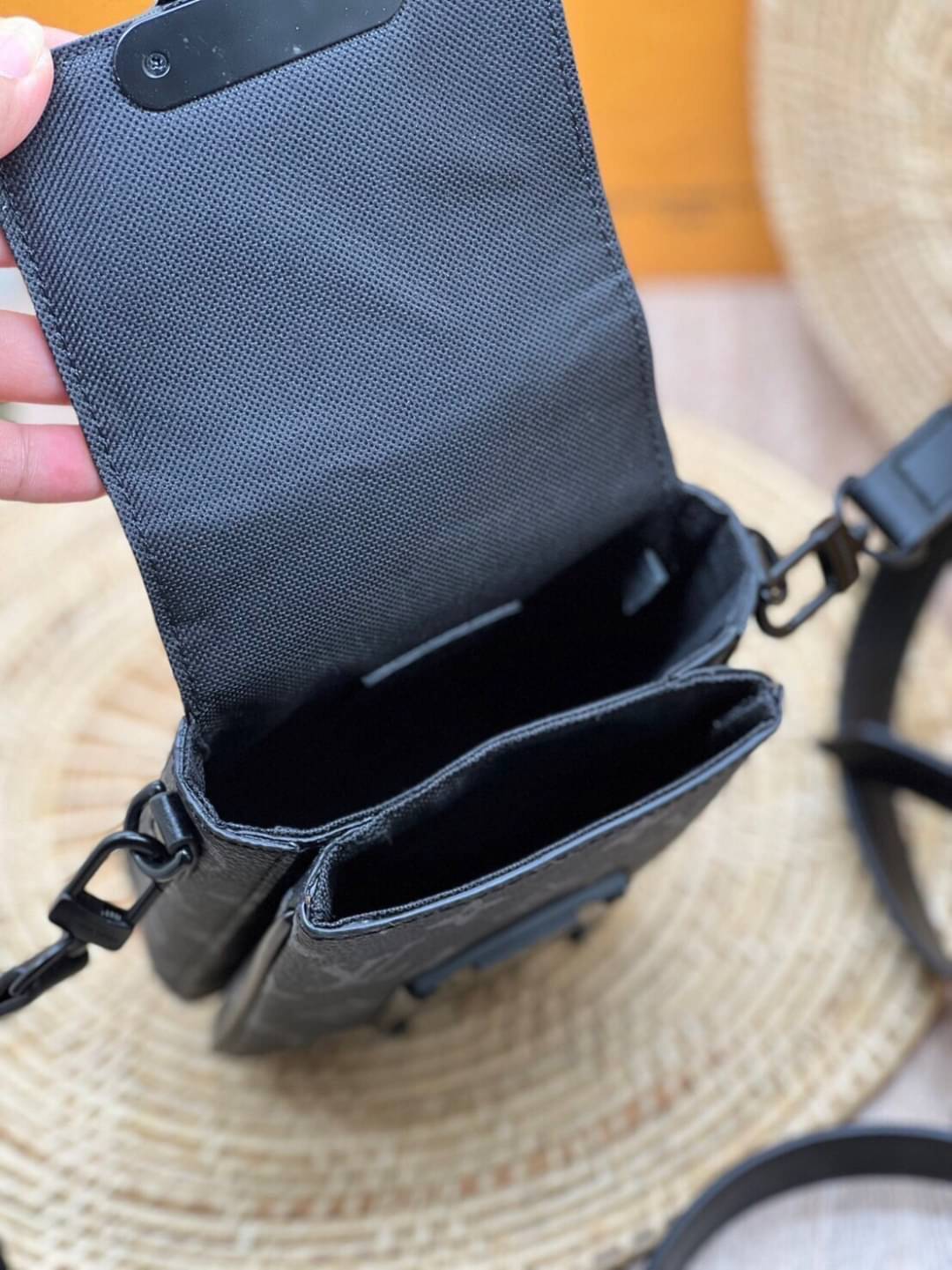 LV S-Lock Vertical wearable wallet / LV Phone bag Monogram Macassar coated canvas and black cowhide leather เกรดออริจินอล ใช้ได้ทั้งผู้หญิงผู้ชาย พร้อมส่งที่ไทย ภาพสินค้าถ่ายจากงานขายจริง ใช้งานต่างประเทศได้