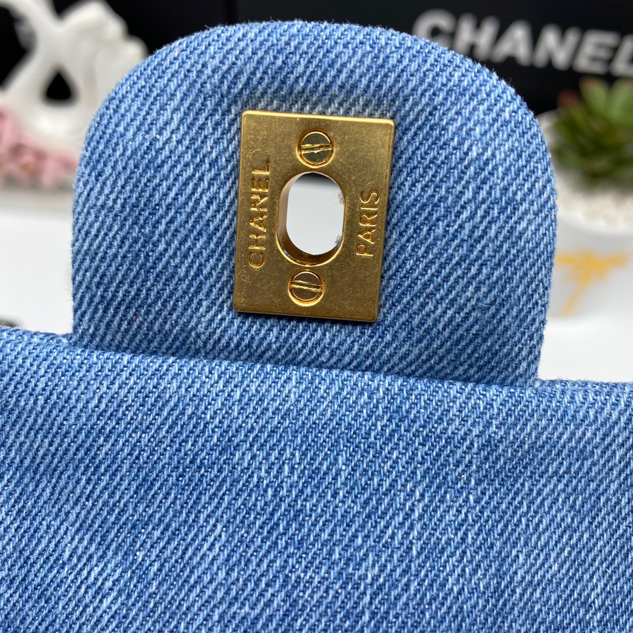CHANEL Mini Flap Bag Denim Pearl Gold Hardware 18cm พร้อมส่งที่ไทย วัสดุผ้าเดนิมสีน้ำเงินแท้ พร้อมฮาร์ดแวร์โทนสีทองโบราณ และมีฝาปิดด้านหน้าปิดแบบเทิร์นล็อค CC ซิกเนเจอร์ของแบรนด์ ภาพสินค้าถ่ายจากงานขายจริง ใช้งานต่างประเทศได้