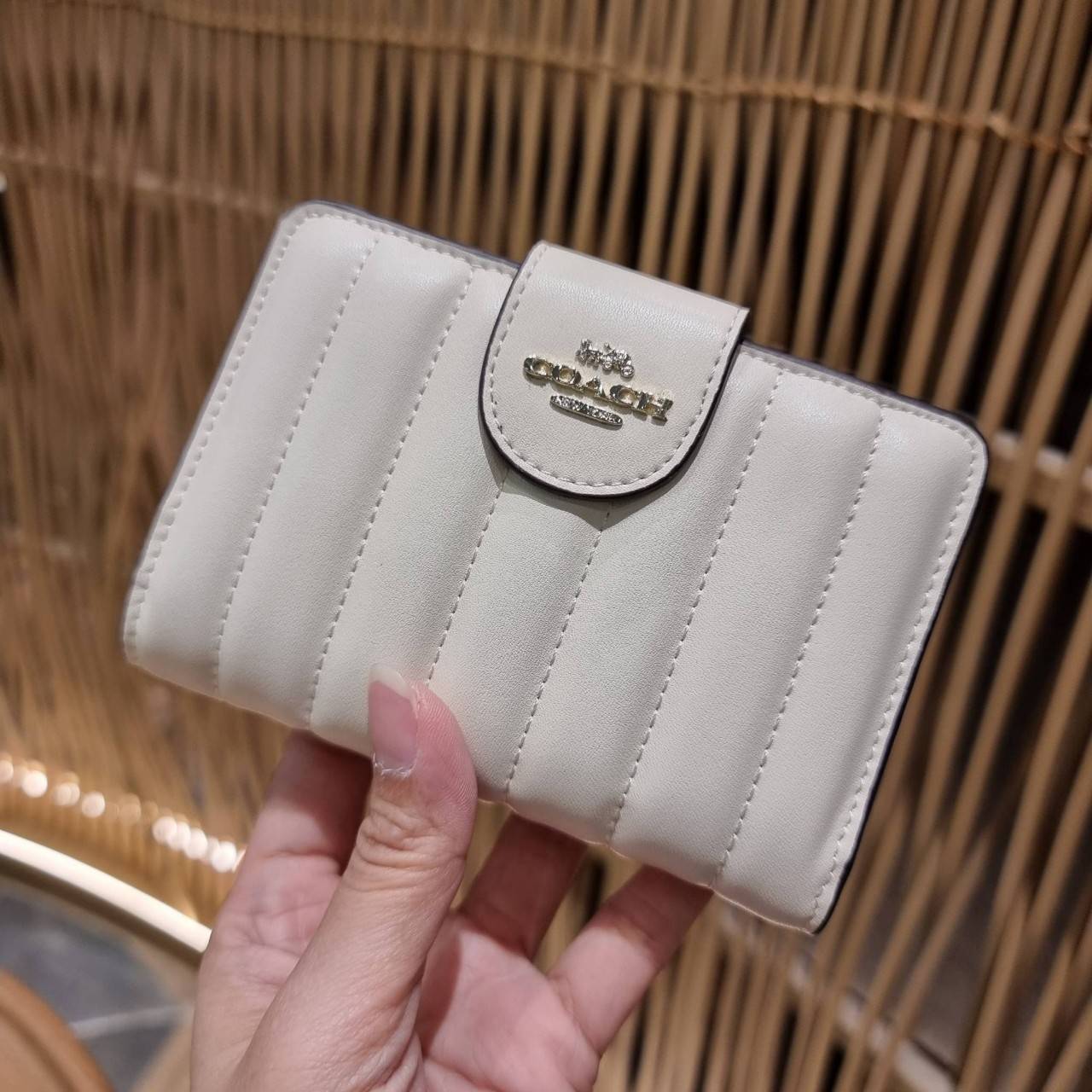 COACH C3454 MEDIUM CORNER ZIP WALLET ความหรูที่ซื้อได้!! กระเป๋าสตางค์ดีไซน์ใหม่ล่าสุด ออกแบบมาหรูดูดี ดีเทลลูกเล่นบุหนัง nappa นิ่มขึ้นเงาสวยมากๆ เปิด-ปิดใช้งานง่าย มีช่องซิปแยก มีช่องใส่บัตร ใส่ธนบัตรได้ทุกชนิด สะดวกใช้จริงๆใบนี้ สาวๆได้ไปใช้แล้วไม่อยาก