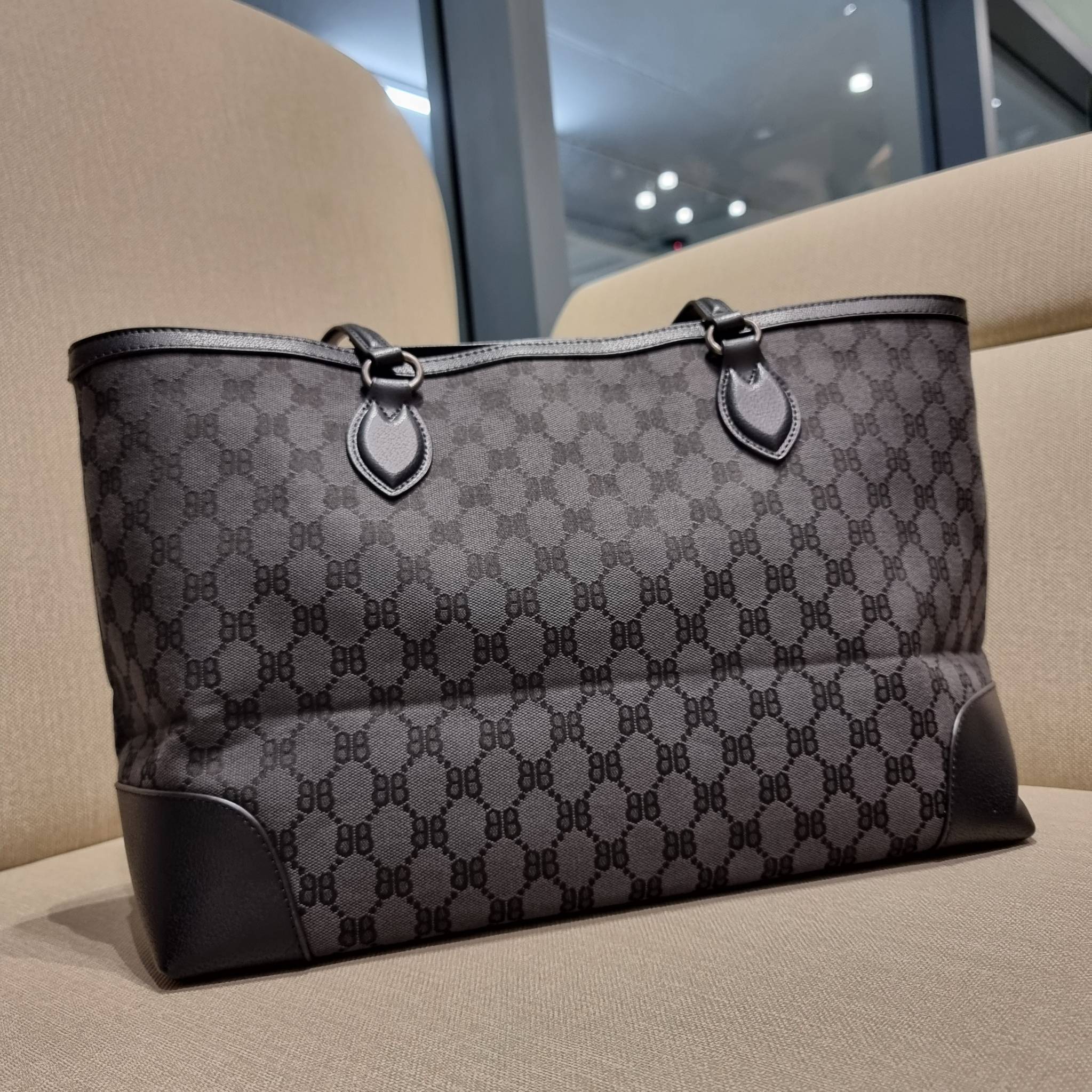 GG×BALEN MEDIUM OPHIDIA TOTE สุดครีเอท กับกระเป๋าช้อปปิ้งทรงโท้ท ใบใหญ่ สุดคุ้ม!! โดดเด่นด้วยลวดลายเพ้นท์กราฟฟิตี้ วัสดุผ้าแคนวาส ตัดแต่งเล่นขอบด้วยหนังแท้ ภายในโล่งกว้างมาก ใส่ของได้สบาย หิ้วไปเที่ยวต่างจังหวัด สะพายไปต่างประเทศตามใจ!! เลิศตรงที่ดีไซน์ใบ