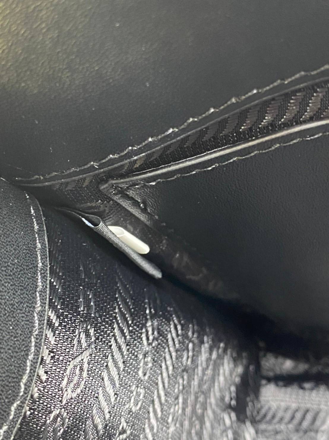 PRADA Symbole jacquard fabric micro bag / Prada triangle ไซส์มินิ แบบใหม่ล่าสุดจากแบรนด์ดัง จัดให้แบบเลิศๆ กับกระเป๋าทรงโท้ท สวยเอกลักษณ์ ภายในโล่งกว้างมาก ใส่ของแบบแน่นๆ จุๆไปได้เลย หมดห่วง!! และยังมีสายครอสบอดี้มาให้ จะสะพายชิคๆคูลๆ จะถือแบบปังๆ ก็เอาอย