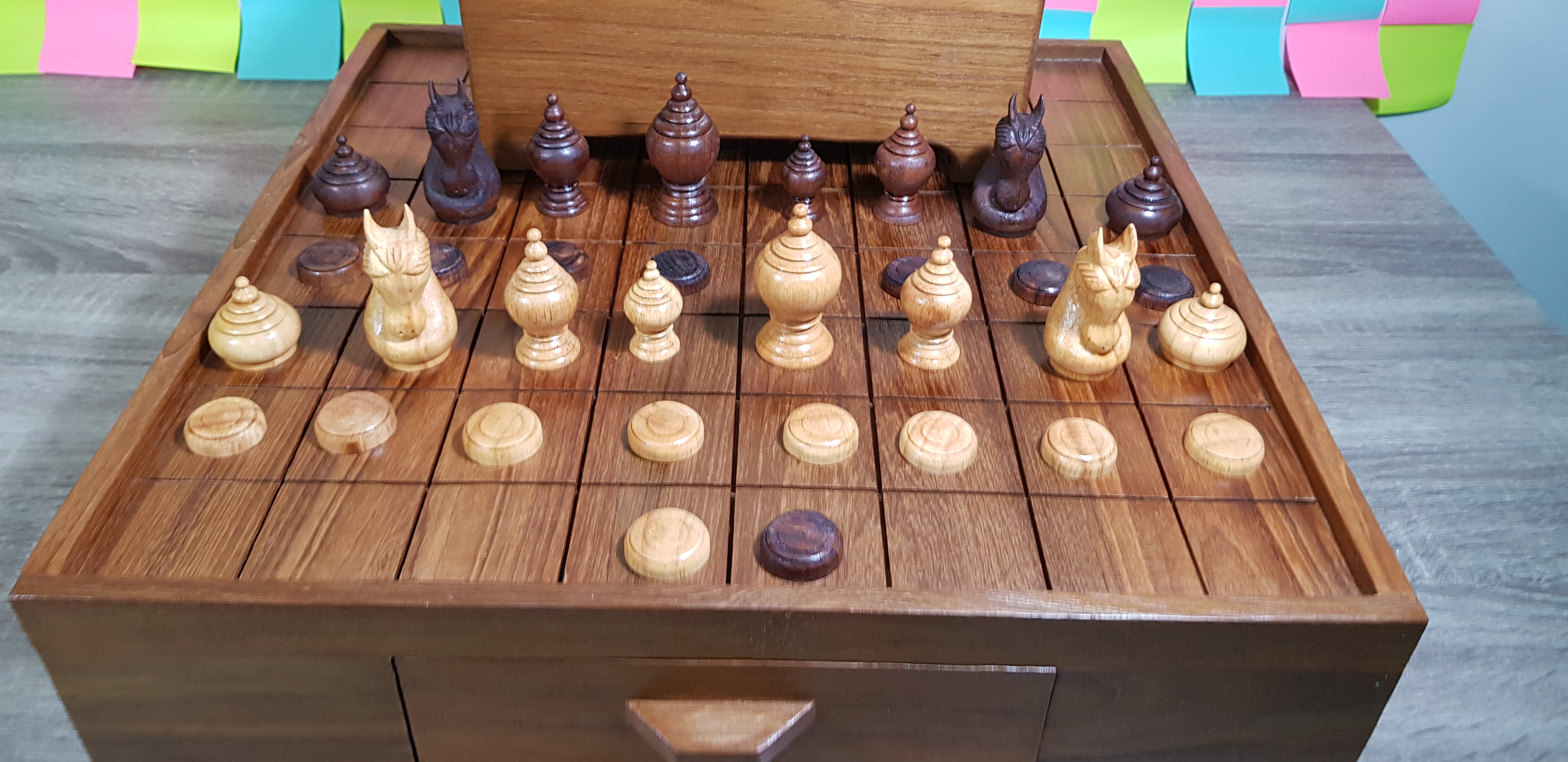 ชุดหมากรุกไทยคาณฑีวะพร้อมกระดานลิ้นชักไม้และกล่องไม้แบบมีช่อง