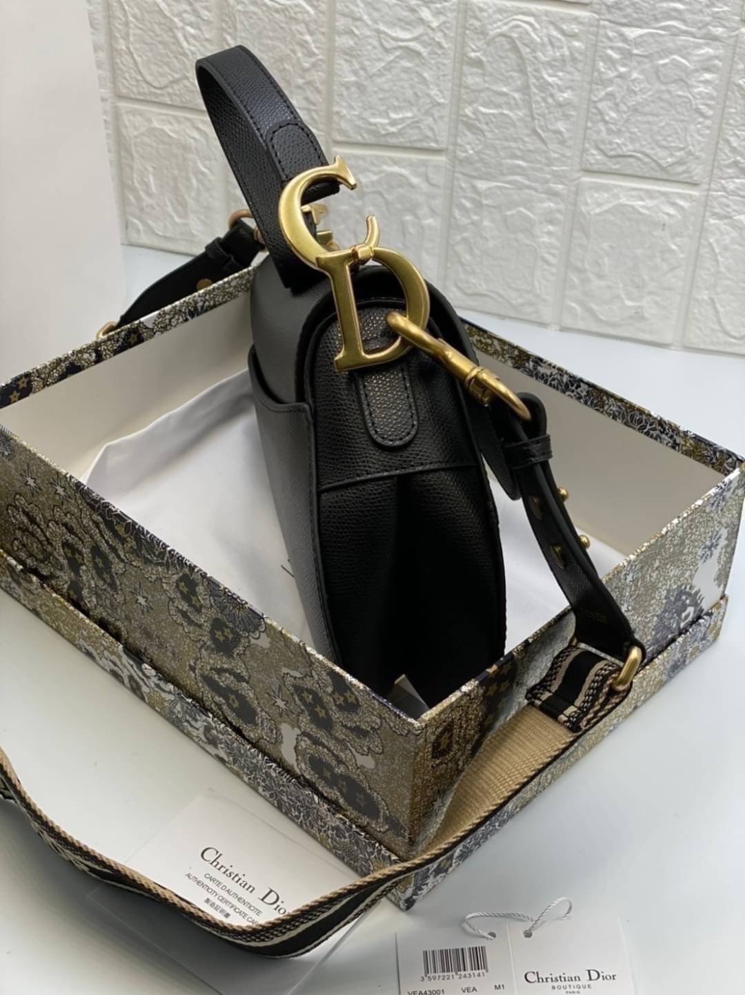 หนังแท้ DIOR SADDLE BAG with strap กระเป๋ารุ่นยอดนิยมตามแบบฉบับแบรนด์ งานออริหนังแท้ทั้งใบ ใช้งานได้ 2 แบบ สะพายยาว CROSSBODY และสายสั้นถือได้เก๋ๆ ลุคนี้คูลสุดๆ เลยค่าา ภาพถ่ายจากสินค้าจริง! สวยมาก พร้อมส่งที่ไทยราคาสุดคุ้ม สาวๆ ห้ามพลาดค่ะ!