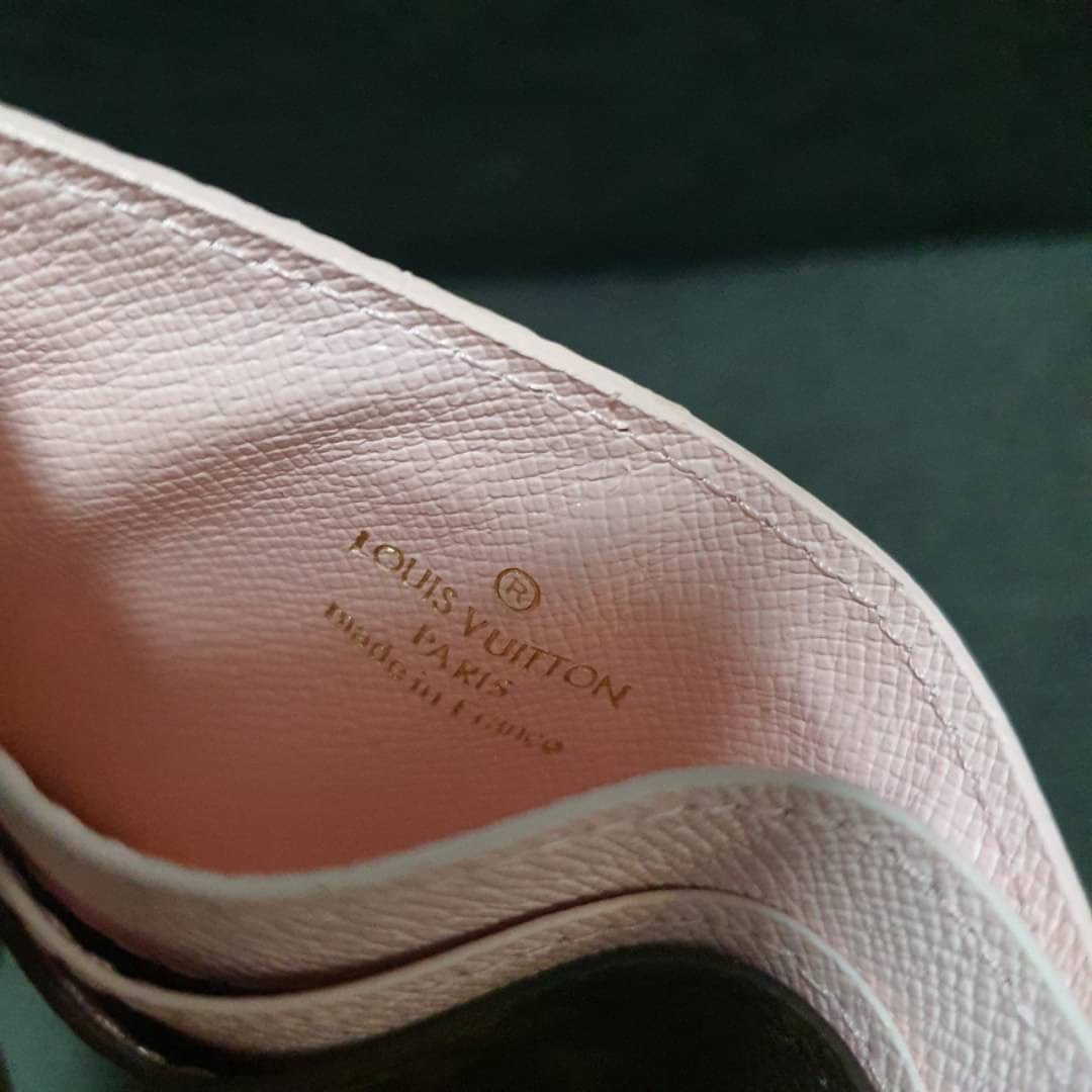 งานหรูเว่อวัง LOUIS VUITTON CARD HOLDER (GWP) 💳 ที่ใส่บัตร จากพรีเมี่ยมกิ้ฟแบรนด์หรู ดีไซน์สวยเก๋ หนังแท้ลายสวยเป็นเอกลักษณ์ ขนาดกำลังดี ใส่บัตรอย่างน้อย 7 ใบ พกพาสะดวก จะซื้อไว้ใส่บัตรใบหรู หรือซื้อให้เป็นของขวัญ ก็ควรค่าที่สุดคะ ห้ามพลาดนะคะ