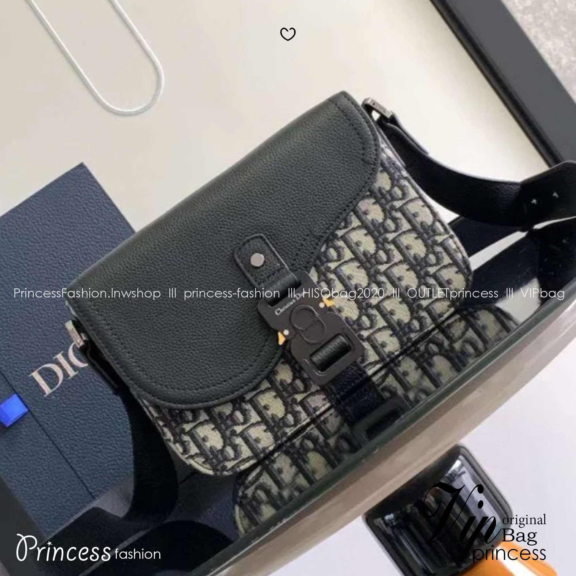 Large DIOR Saddle Messenger Bag with Flap 30cm กระเป๋าทรงแมสเซ็นเจอร์รุ่นยอดนิยม ท่านชายควรมีมากค่า ใบใหญ่จุของได้เยอะ สวยหรูดูดีมีระดับ ต้องยกให้รุ่นนี้เลยค่ะ 🤍 เกรดท็อปออริ เกรดดีสุด