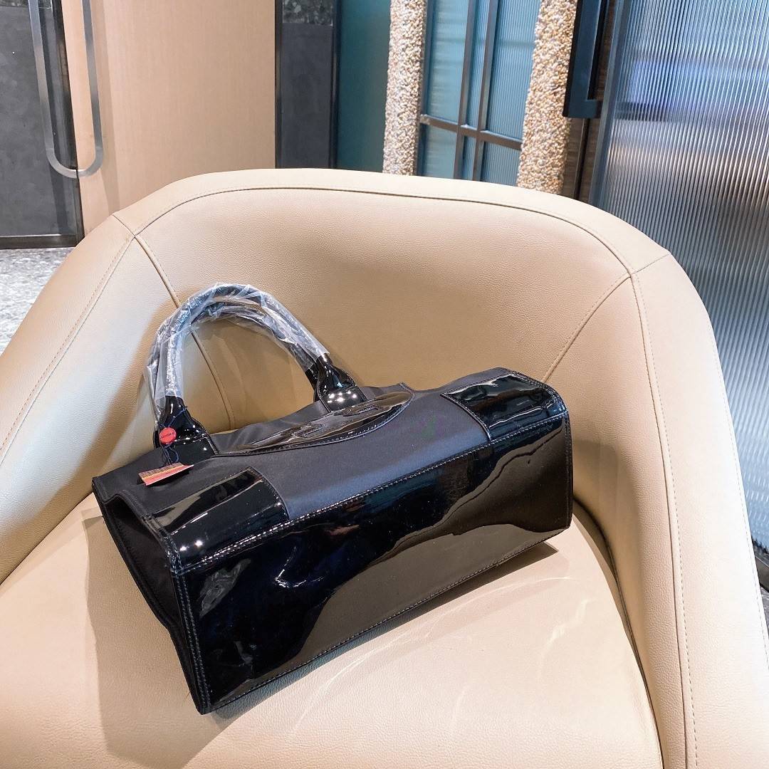 TORY BURCH ELLA PATENT MINI TOTE TOTE BAG กระเป๋าทรง SHOPPING วัสดุ NYLON ทั้งใบตัดด้วยหนังแก้วเงาสีดำ