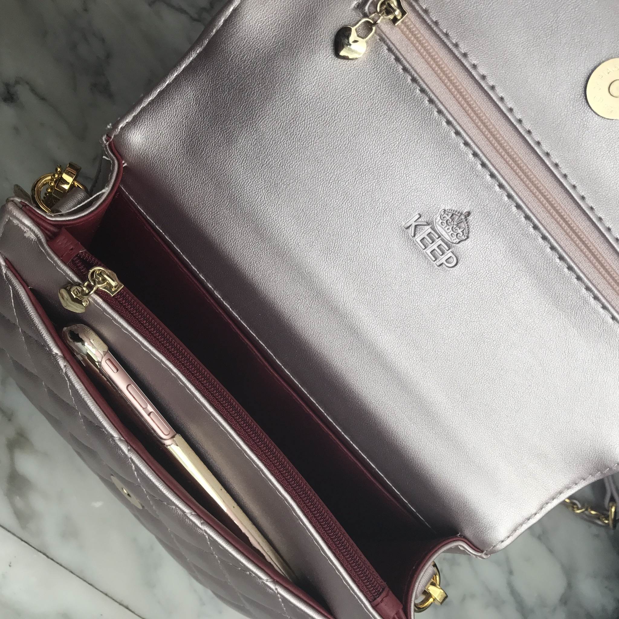 สีใหม่ล่าสุด ( Rose Gold ) ทรงขายดีที่สุด KEEP รุ่น Florence Flat bag สี Limited เฉพาะปีนี้เลยค่า ( จำนวนจำกัด ) ตัวกระเป๋าหนังแกะสังเคราะห์ ลายหนังสวยมากๆคะ นิ่ม-ตึง สุดๆ รุ่นนี้ จะมี 2 ขนาด คือ mini และ classic ไซด์