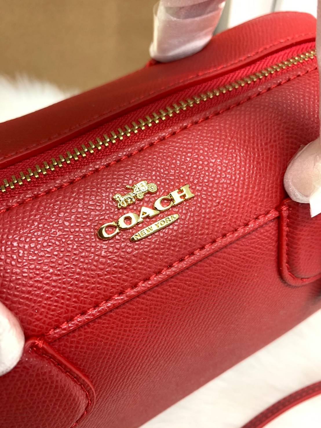 รุ่นอะไหล่ทองเข้าแล้วจ้าา ห้ามพลาดค่ะ Coach Bennett Boston Bag in Crossgrain Leather ((32202)) พร้อมส่ง รุ่นที่สาวๆหลายๆคนถามถึงกันค่า! กระเป๋าทรงหมอน หนังแท้ ลายหนังสวยมากค่ะ ไม่ว่ายุคไหนๆก็สวย ดูดี ทรงฮิตในตำนานค่ะ ✔️อะไหล่ทองหรูสวย เปิดปิดกระเป๋