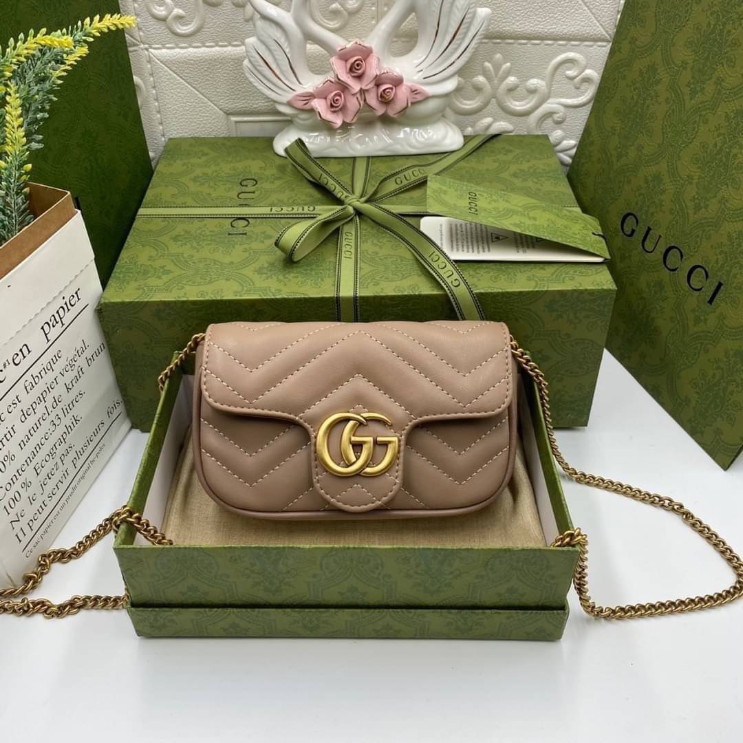 หนังแท้ GUCCI GG Marmont Super Mini กระเป๋าสะพายข้างใบเล็ก น้องมินิ น่ารั๊กมุ้งมิ้ง วัสดุหนังแท้เชฟรอน สายสะพายแบบโซ่ อะไหล่ทองหรูหรา ด้านหน้าประดับโลโก้แบรนด์หรู ทนทาน แข็งแรง น้ำหนักเบา น่ารักมุ้งมิ้ง ไม่ควรพลาดเลยค่า ภาพสินค้าถ่ายจากงานขายจริง ใช้งานต่